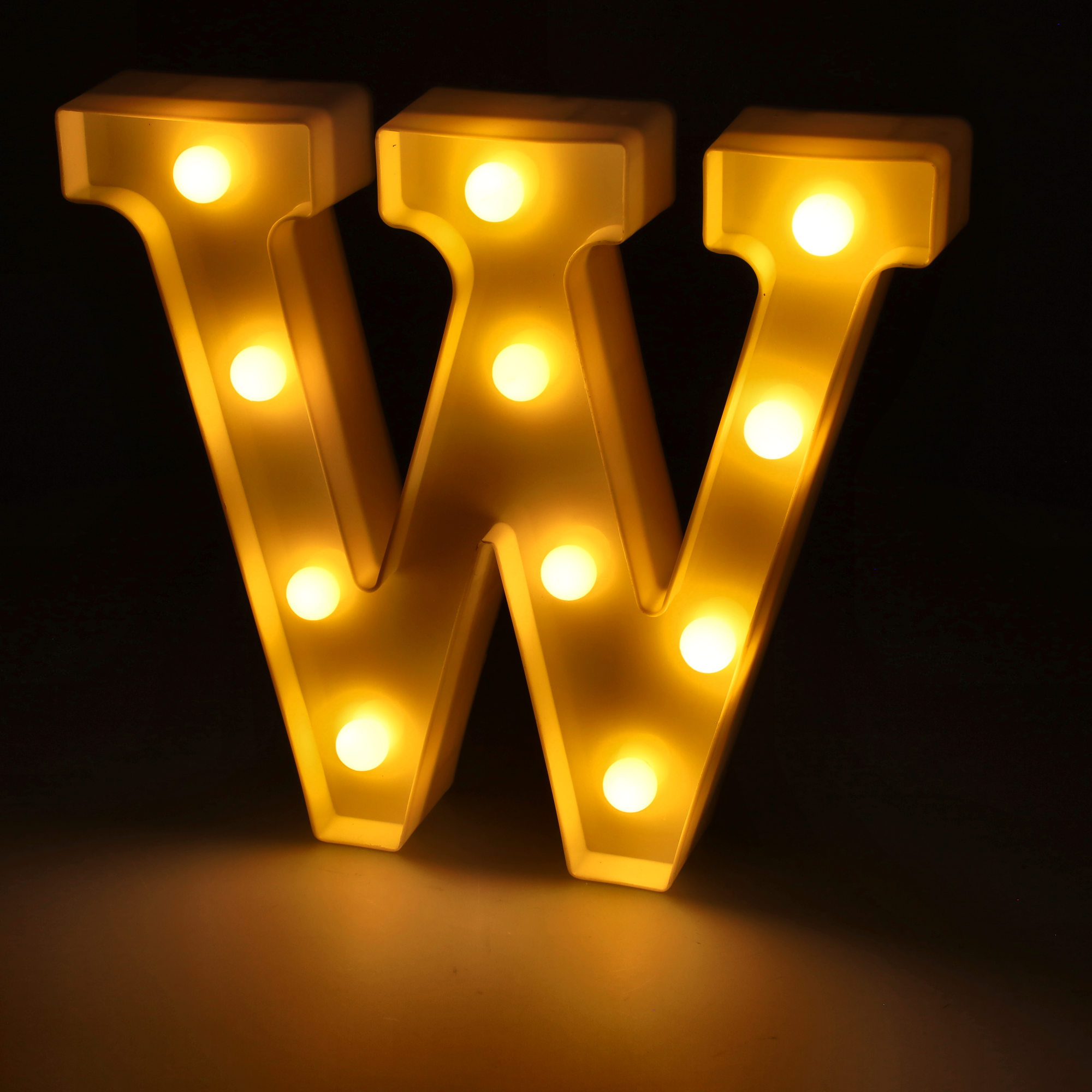 Litera LED "W" podświetlana ciepłym białym światłem, wysokość 22 cm, zasilanie bateryjne 2*AA