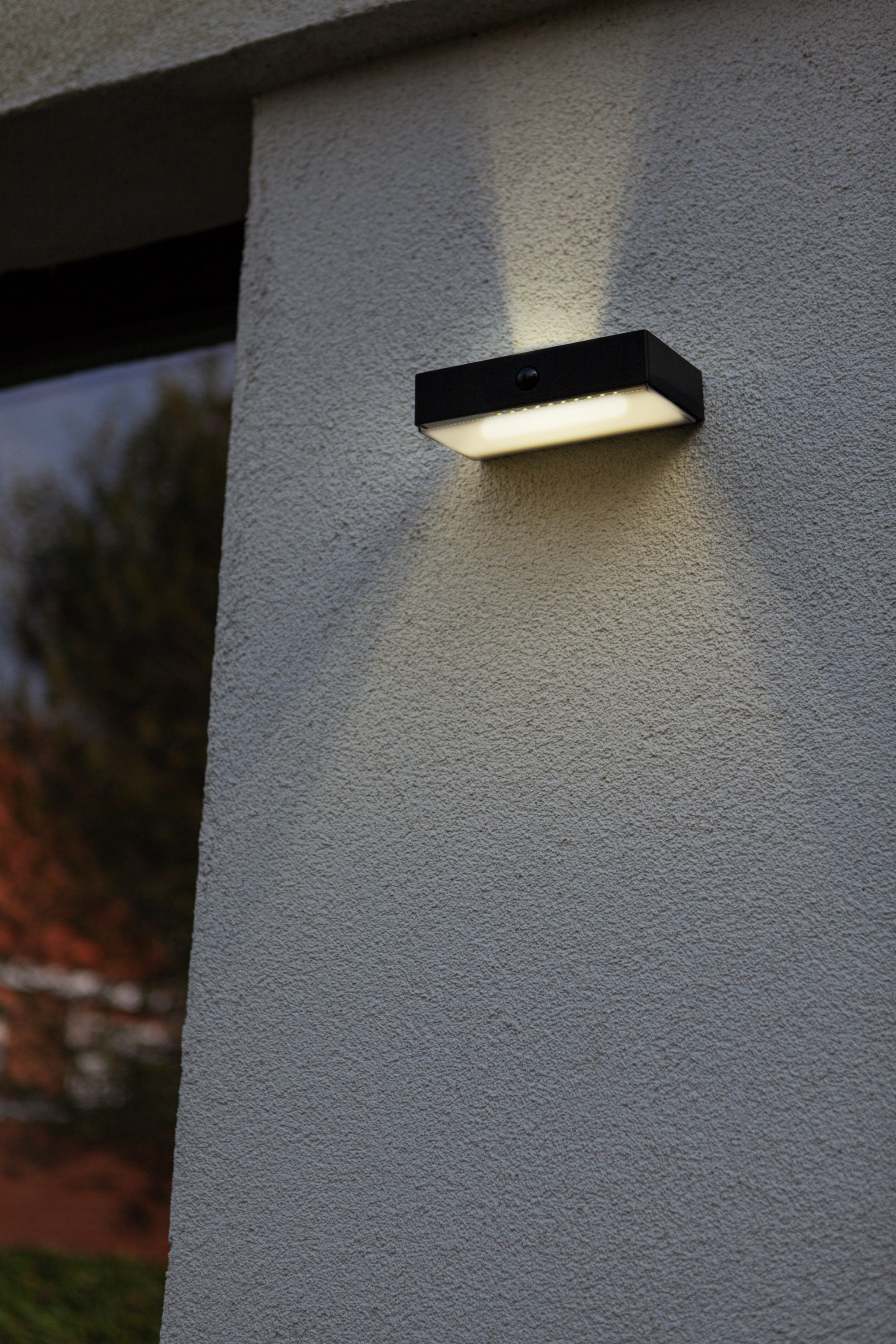Kinkiet solarny z czujnikiem ruchu FADI LED 5W Odcienie bieli 800lm czarny wym:4,3x18x10,5cm IP44 Lutec