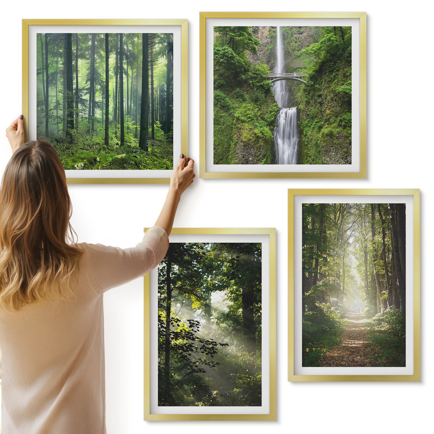 Galeria ścienna 4-częściowy komplet obrazów w złotych ramach - Zielone lasy z promieniami światła i leśną ścieżką - ArtPrintCave