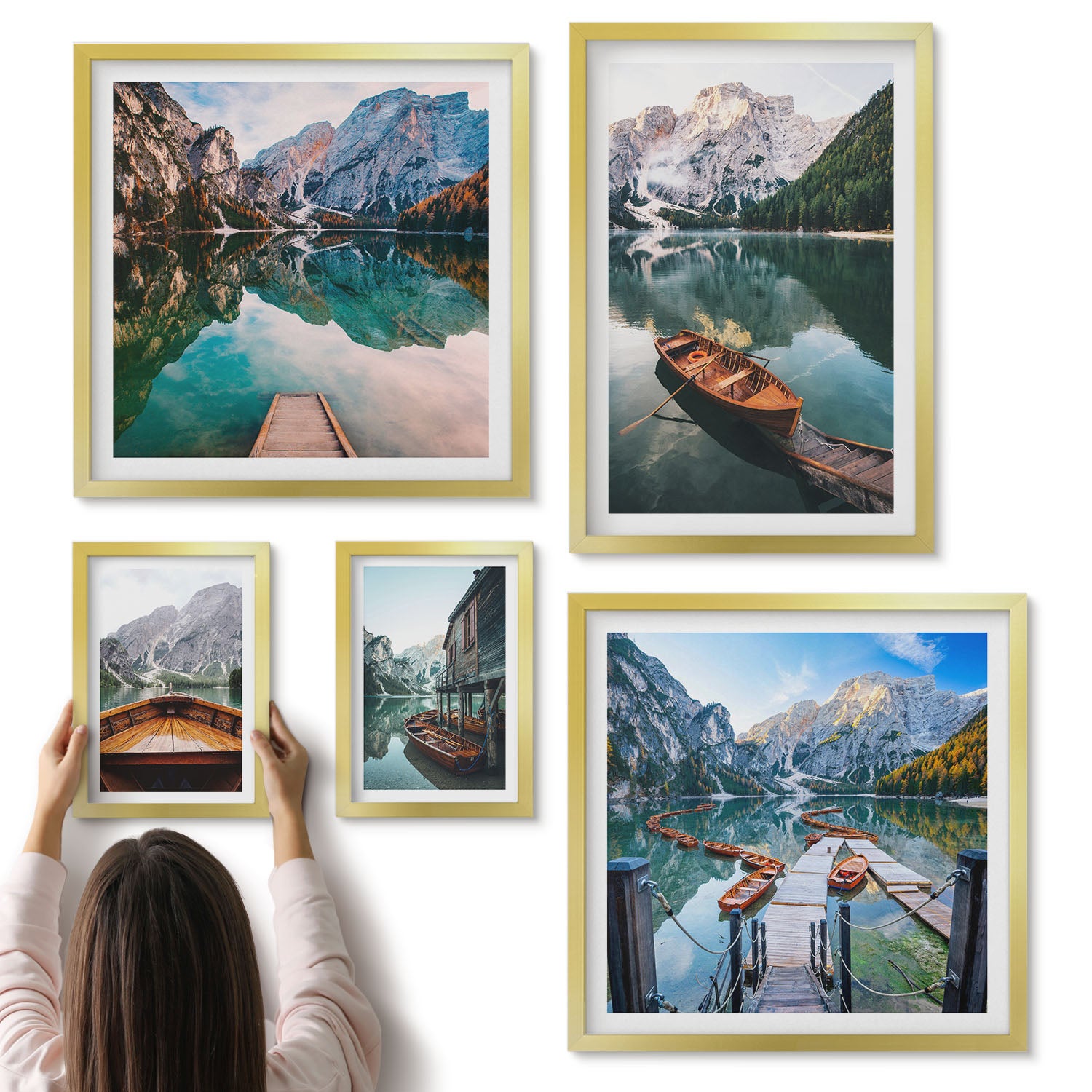 Galeria ścienna 5-częściowy komplet obrazów w złotych ramach - Spokojne jeziora z drewnianymi łodziami w górach - ArtPrintCave