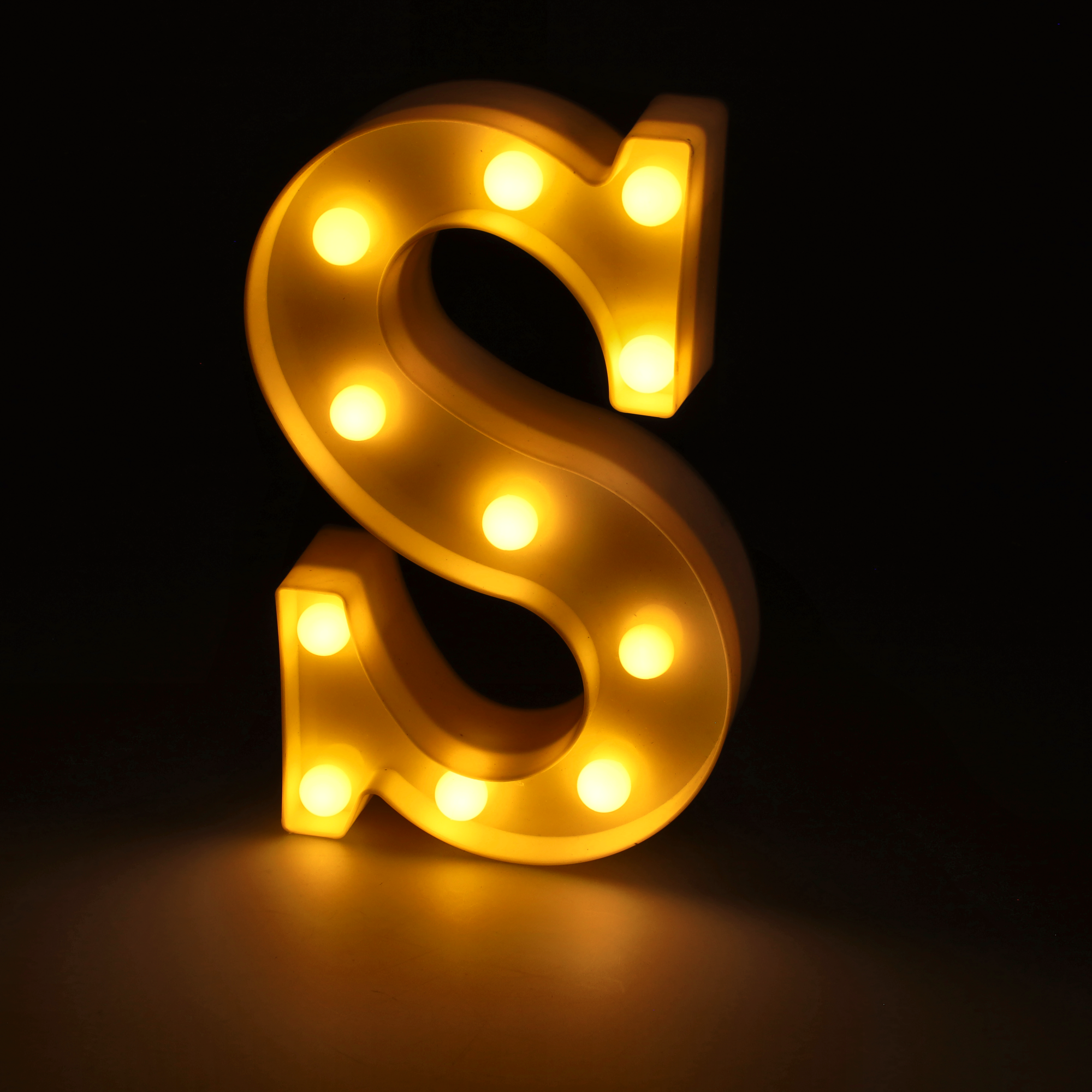 Litera LED "S" podświetlana ciepłym białym światłem, wysokość 22 cm, zasilanie bateryjne 2*AA