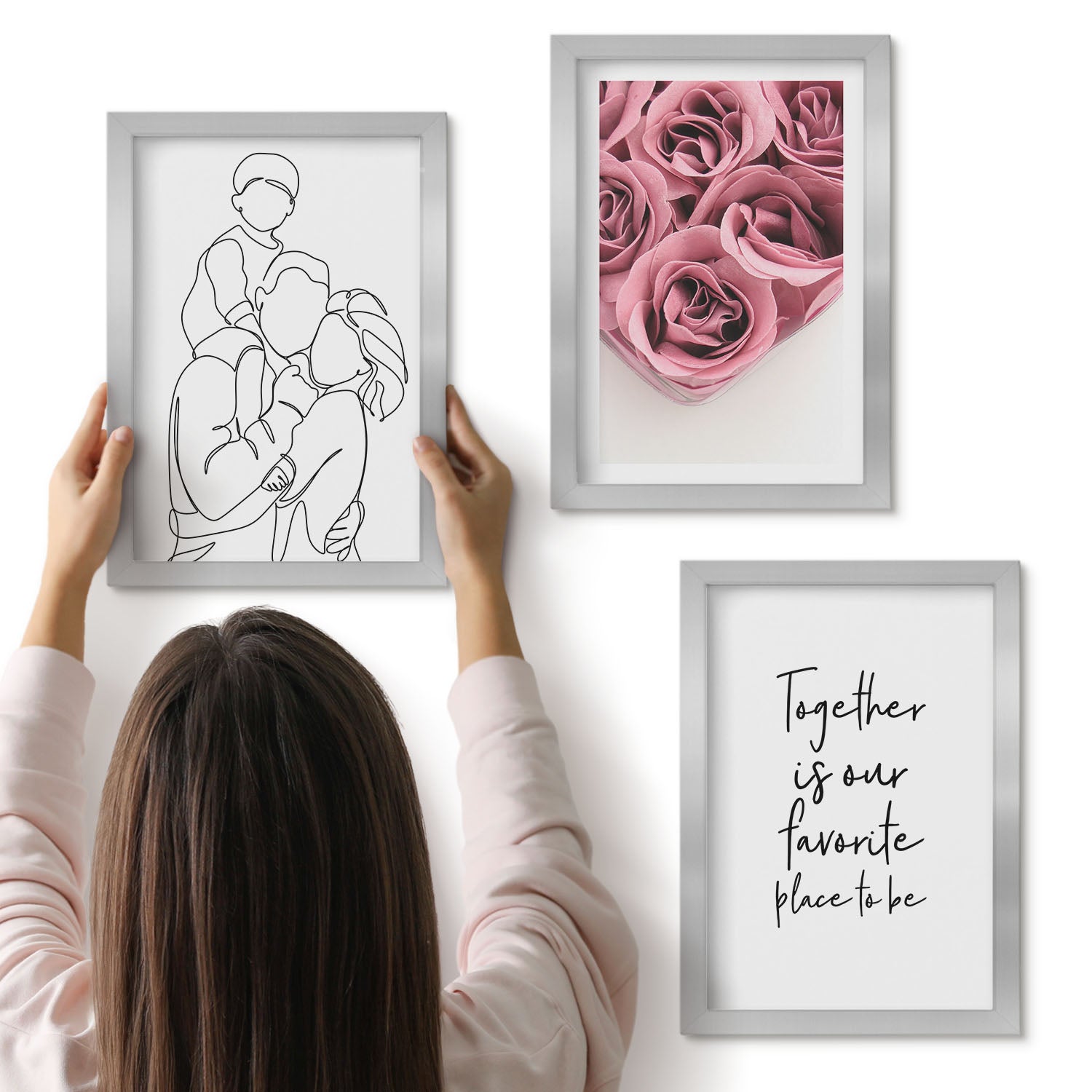 Galeria ścienna 3-częściowy komplet obrazów w srebrnych ramach - Rodzina lineart bukiety róż napis do domu - ArtPrintCave