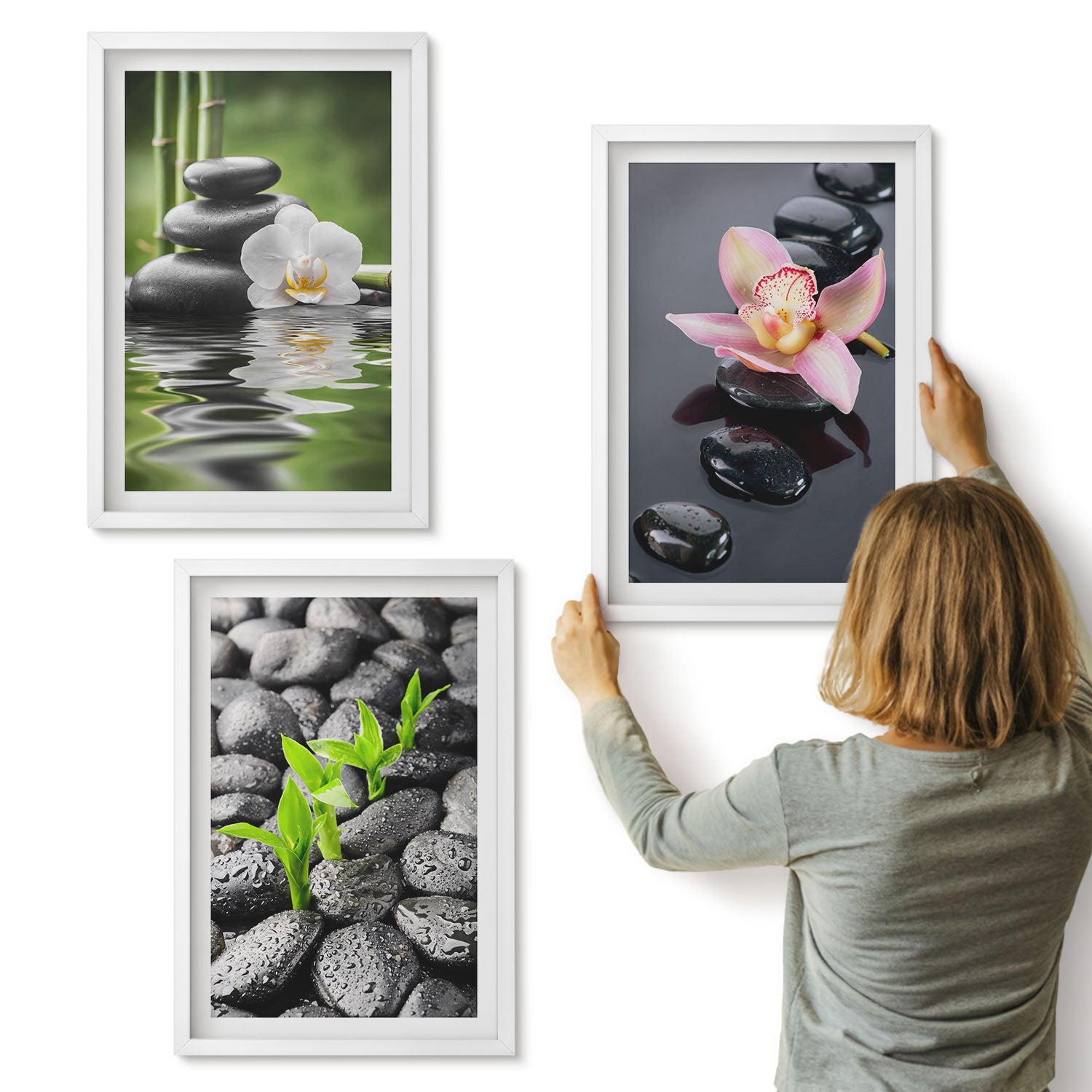 Galeria ścienna 3-częściowy komplet obrazów w białych ramach - Spokojna kompozycja zen kamienie z kwiatami na wodzie - ArtPrintCave