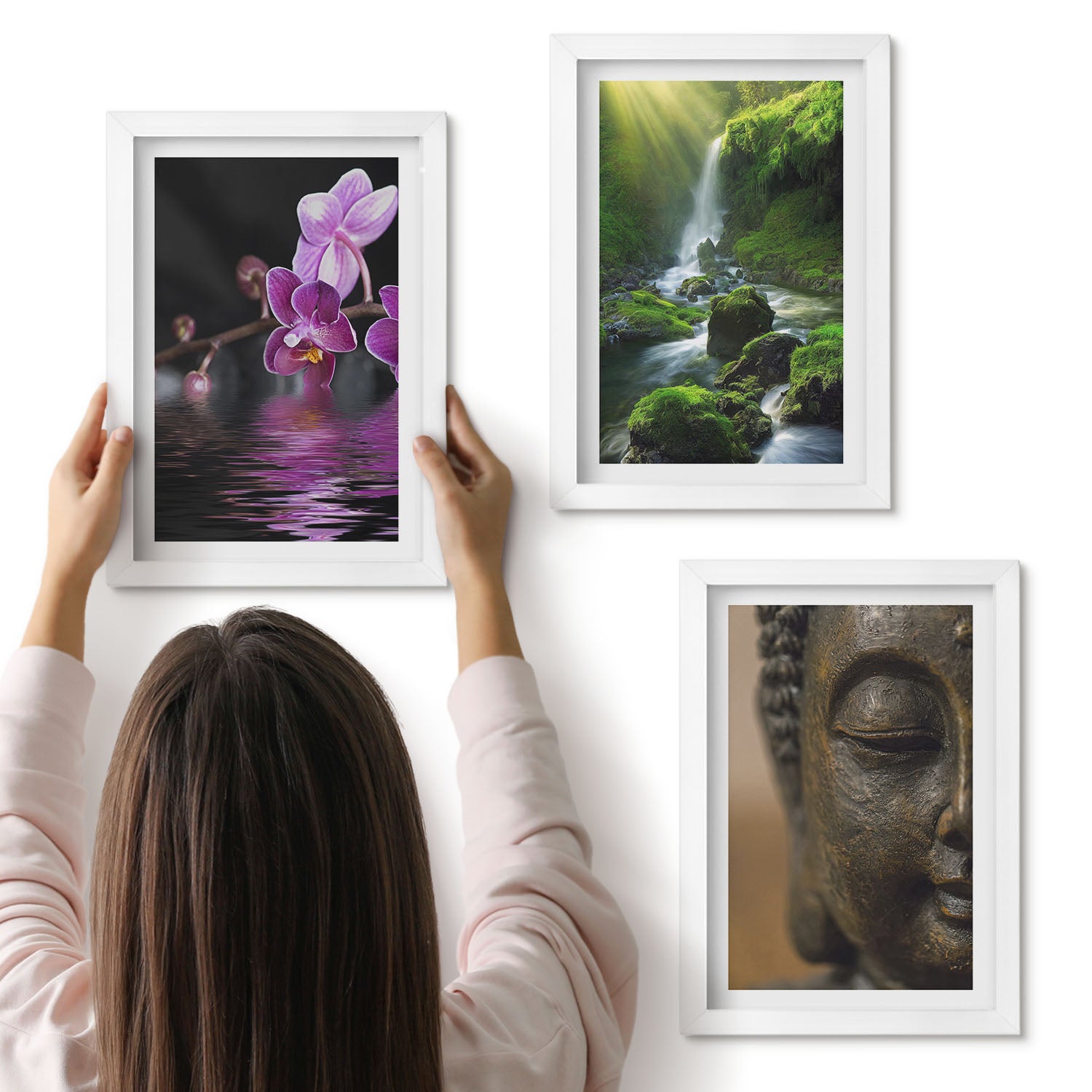 Galeria ścienna 3-częściowy komplet obrazów w białych ramach - Kwiaty w wodzie wodospad z zielonymi skałami Budda - ArtPrintCave
