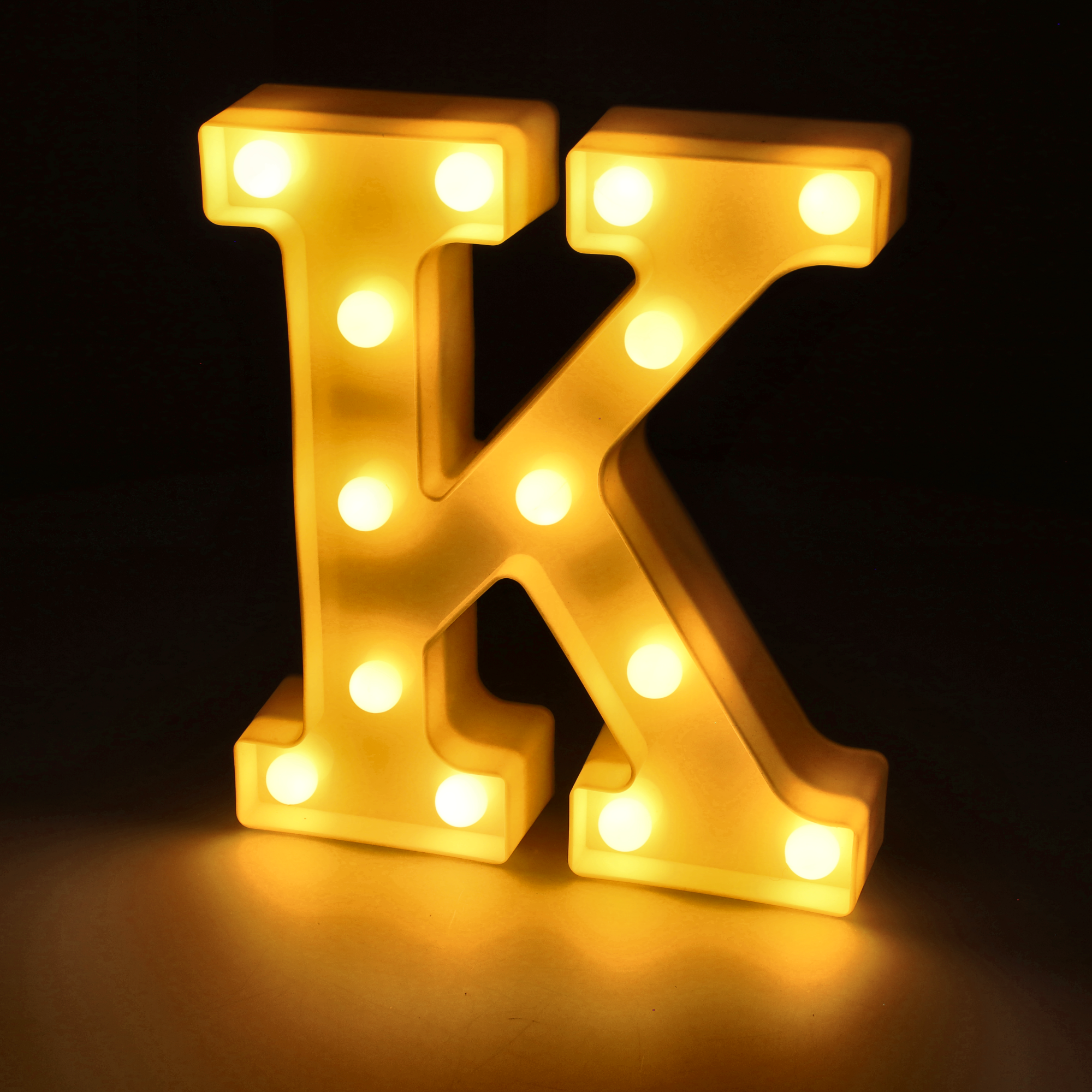 Litera LED "K" podświetlana ciepłym białym światłem, wysokość 22 cm, zasilanie bateryjne 2*AA