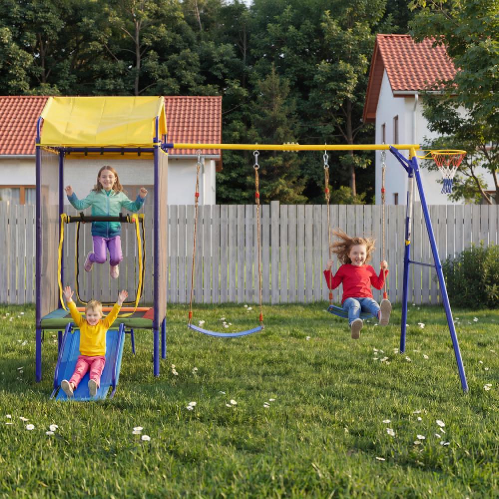 Zestaw huśtawek ogrodowych – trampolina, zjeżdżalnia, kosz, huśtawka typu bocianie gniazdo, siatka zabezpieczająca, stajnia, ogród.