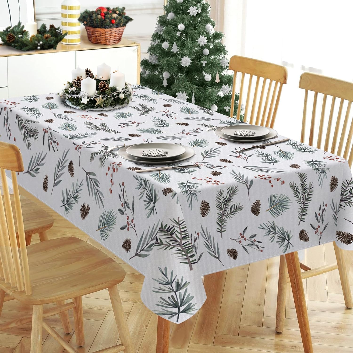 Prostokątny obrus 150 x 220 cm z wzorem zimowych liści sosnowych, szyszek i czerwonych jagód, idealny na stół wiejski lub na kolację wigilijną