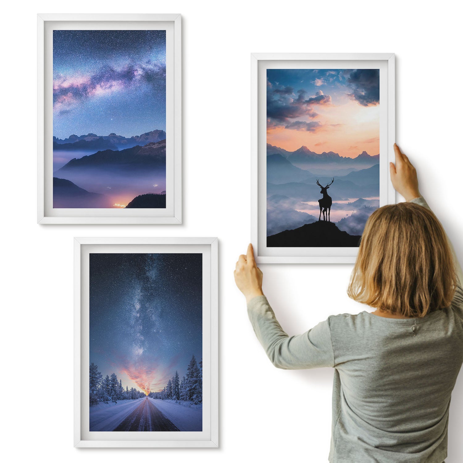 Galeria ścienna 3-częściowy komplet obrazów w białych ramach - Nocne niebo góry pejzaże we mgle i jeleń - ArtPrintCave