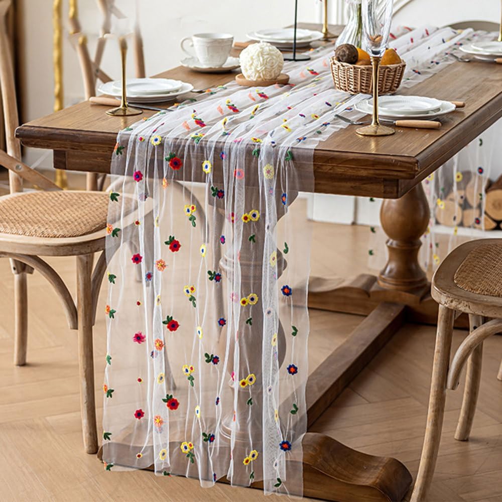 Elegancki bieżnik na stół w stylu boho z kwiatowym wzorem, obrus z haftowanymi stokrotkami w stylu vintage, bieżnik z motywem polnych kwiatów, na rust