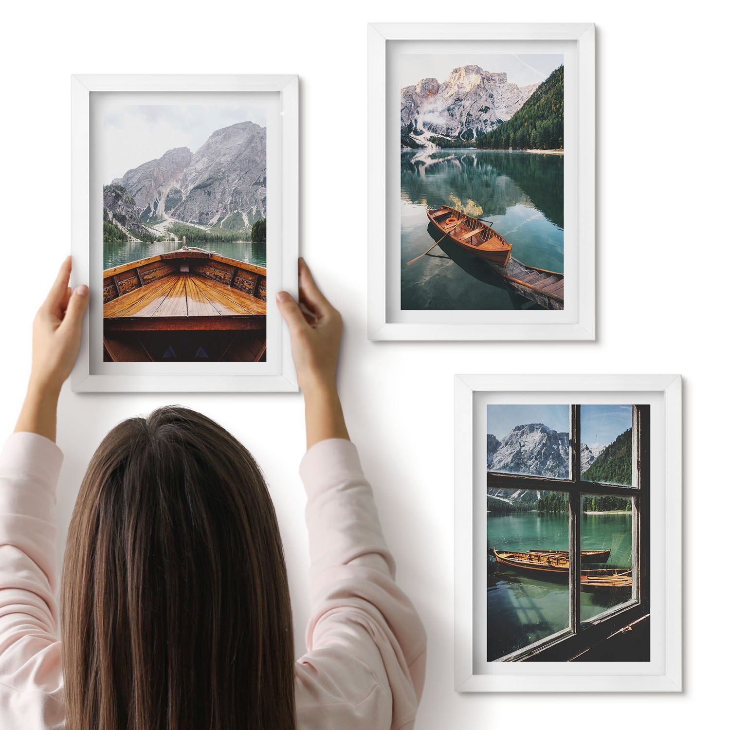 Galeria ścienna 3-częściowy komplet obrazów w białych ramach - Widok górskiego jeziora z łodziami i oknem w tle - ArtPrintCave
