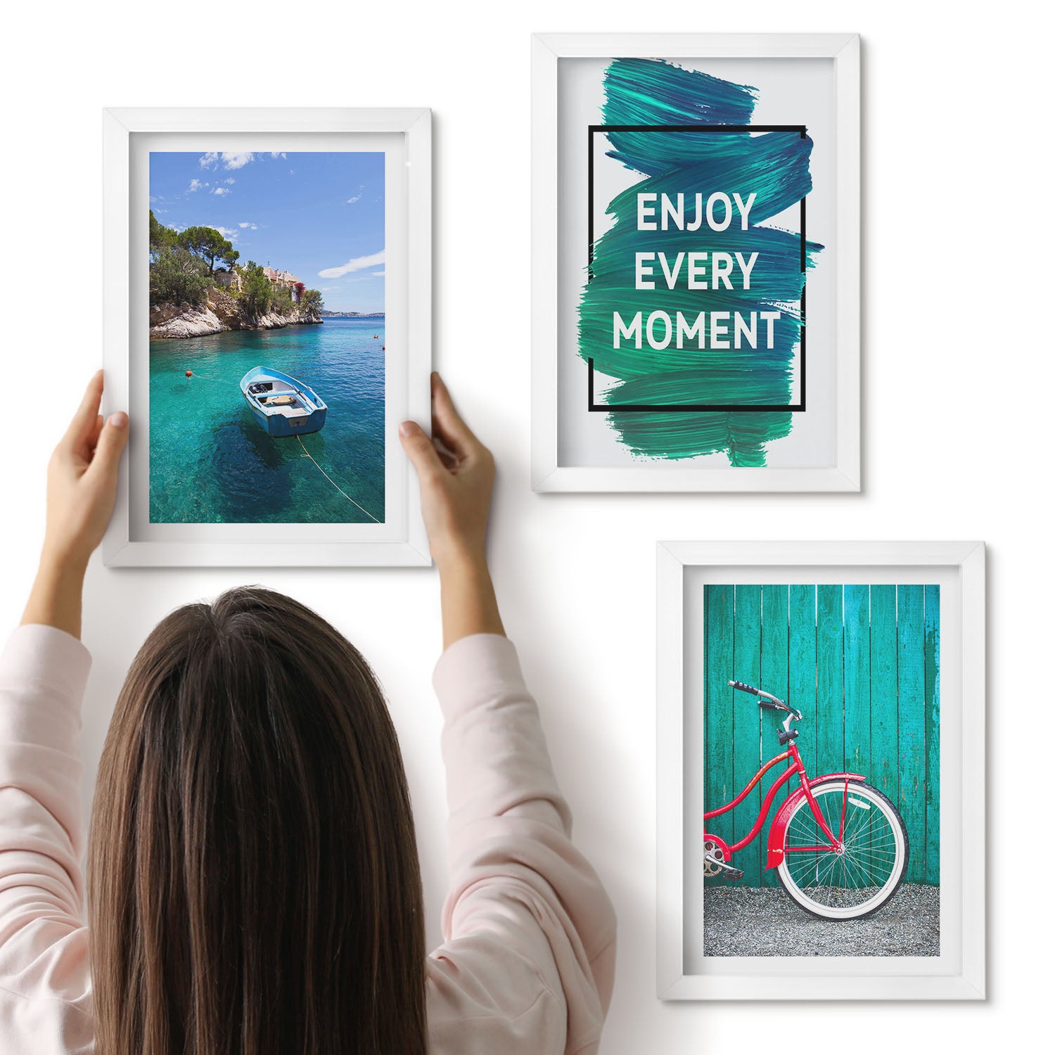Galeria ścienna 3-częściowy komplet obrazów w białych ramach - Widok na morze z łodzią rower inspirujący napis - ArtPrintCave