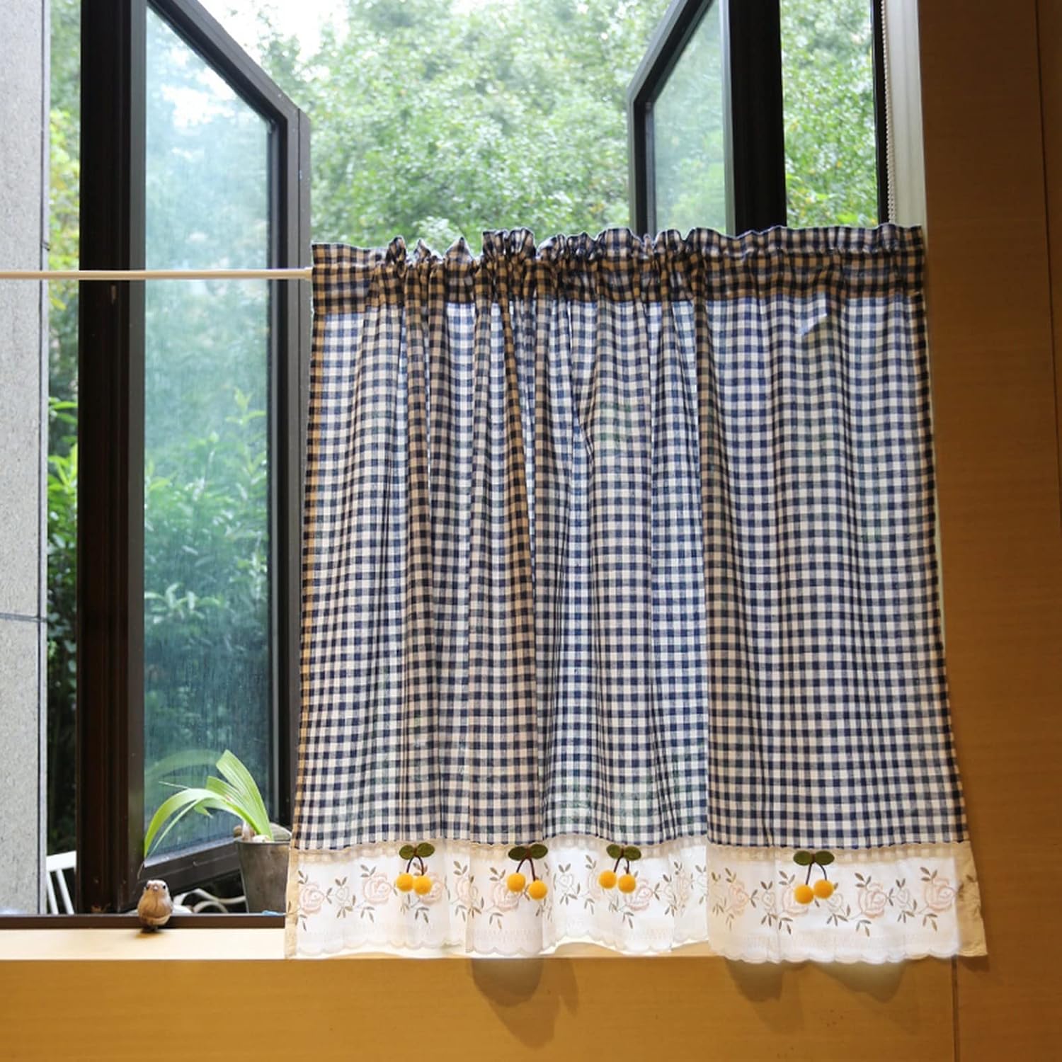 Krótka zasłona kuchenna do małego okna w niebieskiej bawełnianej kratce Gingham z różowym kwiatem wiśni, nieprzezroczysta zasłona kawiarniana, zasłon