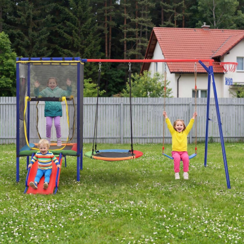 Zestaw huśtawek ogrodowych – trampolina, zjeżdżalnia, kosz, huśtawka typu bocianie gniazdo, siatka zabezpieczająca, stajnia, ogród.
