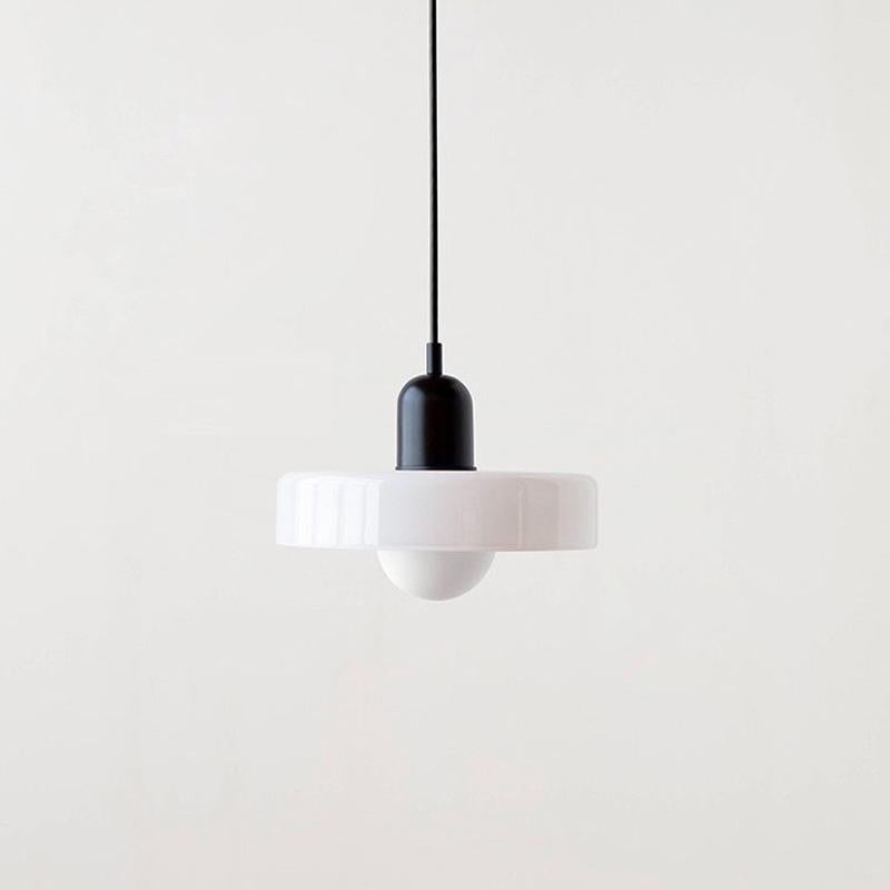 Żyrandol Bauhaus w stylu średniowiecznym z kloszem z witrażu, idealny do sypialni; 25 cm białe szkło + czarna podstawa.
