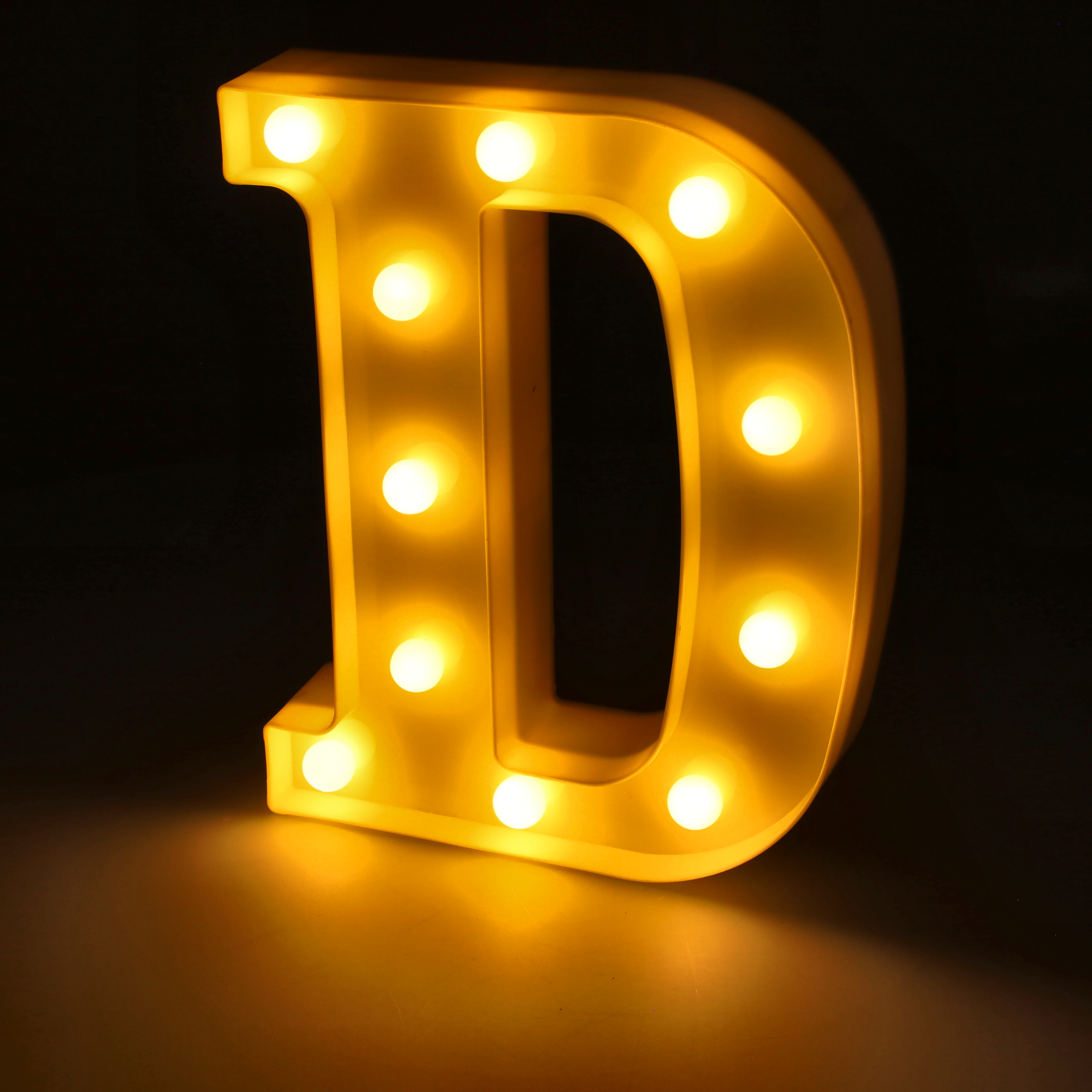 Litera LED "D" podświetlana ciepłym białym światłem, wysokość 22 cm, zasilanie bateryjne 2*AA