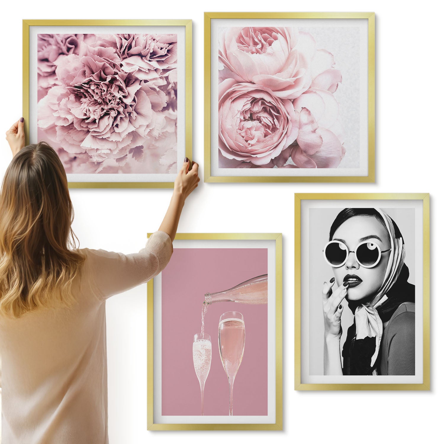 Galeria ścienna 4-częściowy komplet obrazów w złotych ramach - Kwiaty piwonie róże szampan i elegancka kobieta - ArtPrintCave