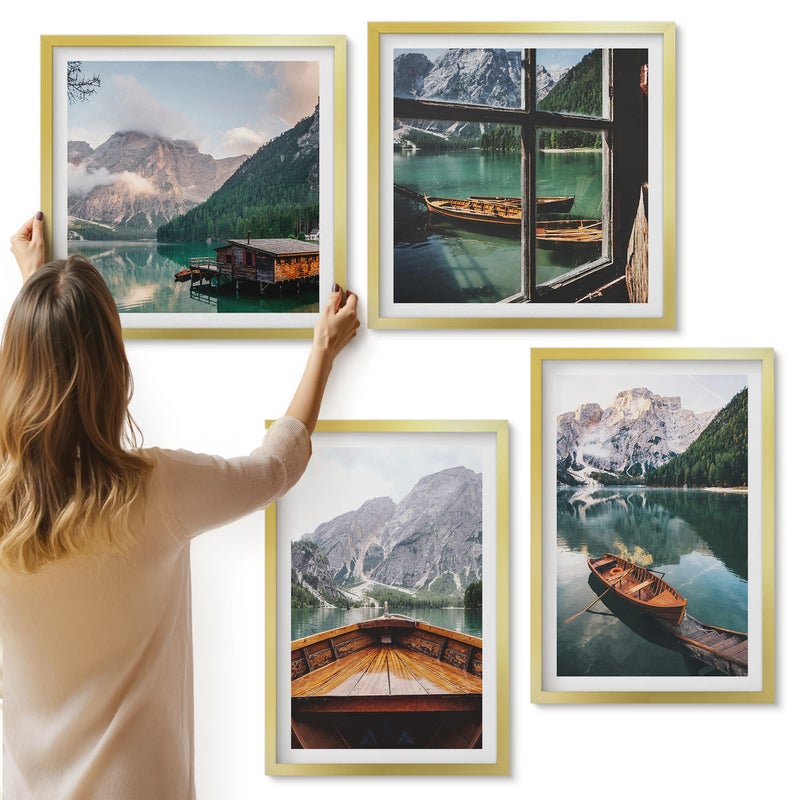 Galeria ścienna 4-częściowy komplet obrazów w złotych ramach - Widok górskiego jeziora z łodziami chatą i oknem - ArtPrintCave