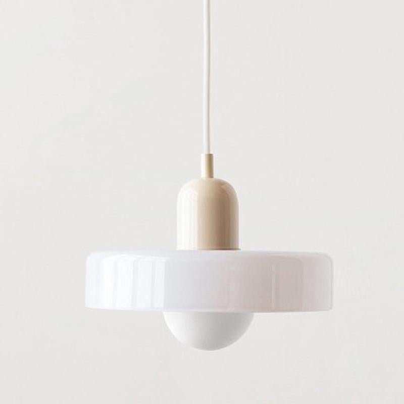 Żyrandol w stylu Bauhaus o średniowiecznym wzornictwie z kloszem z witrażowego szkła, idealny do sypialni; 25 cm, białe szkło, kremowa podstawa.