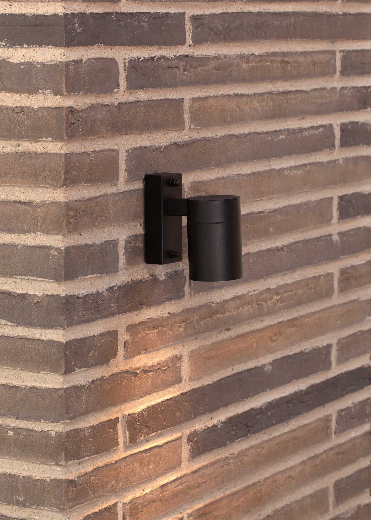 Minimalistyczna zewnętrzna lampa ścienna Tin 1 z cylindryczną strukturą z czarnego metalu 1xGU10