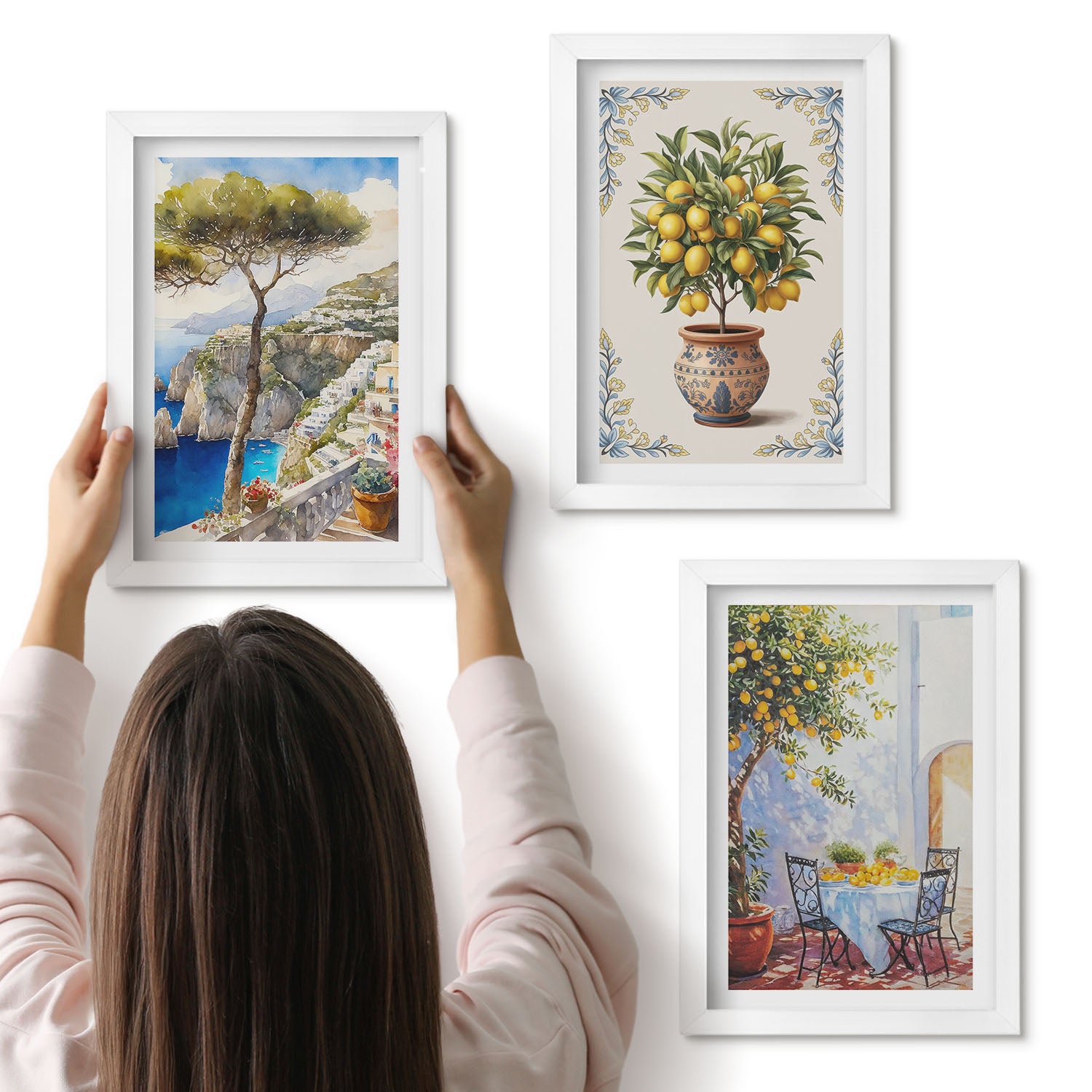Galeria ścienna 3-częściowy komplet obrazów w białych ramach - Widok na morze z drzewem cytrynowym i stołem w ogrodzie - ArtPrintCave