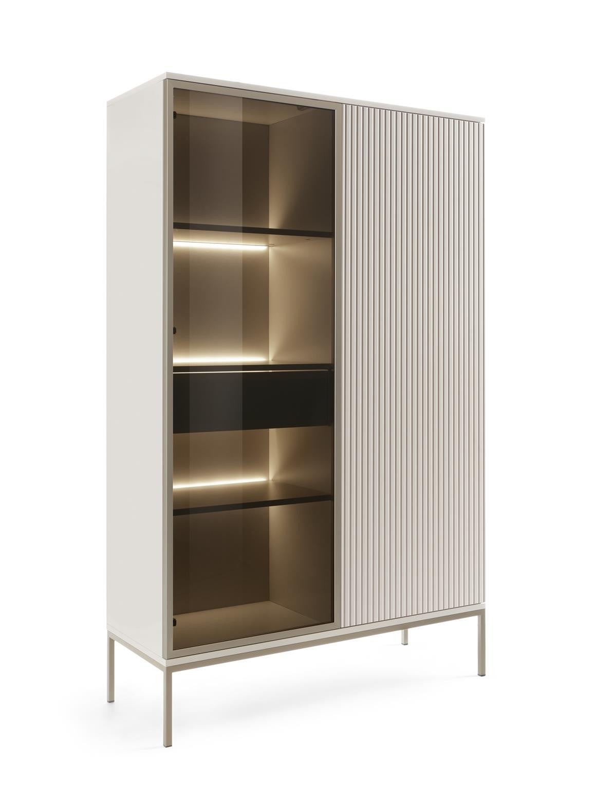 Nowoczesna witryna SENTINO 104 cm z szufladą i LED – kaszmirowy odcień, idealna do salonu