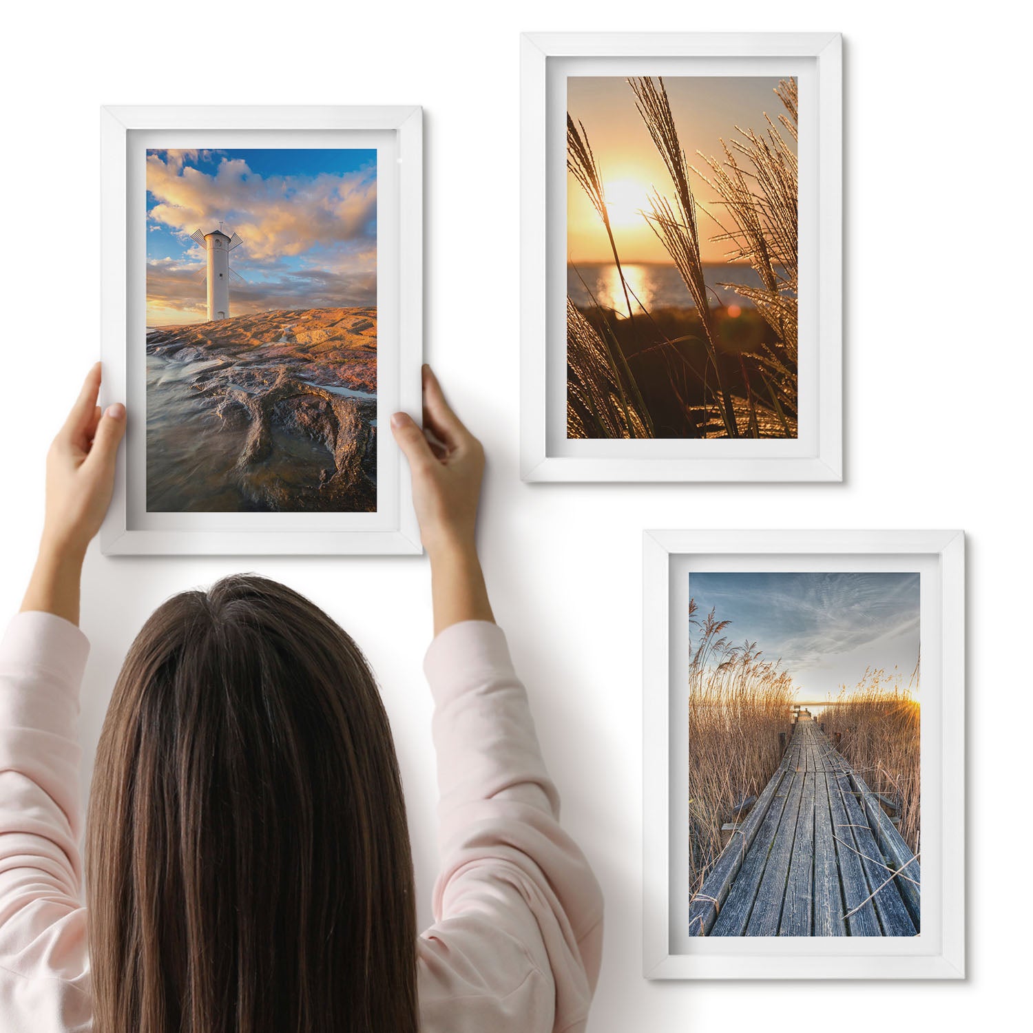 Galeria ścienna 3-częściowy komplet obrazów w białych ramach - Widok latarni morskiej nad morzem trawa i drewniany pomost - ArtPrintCave