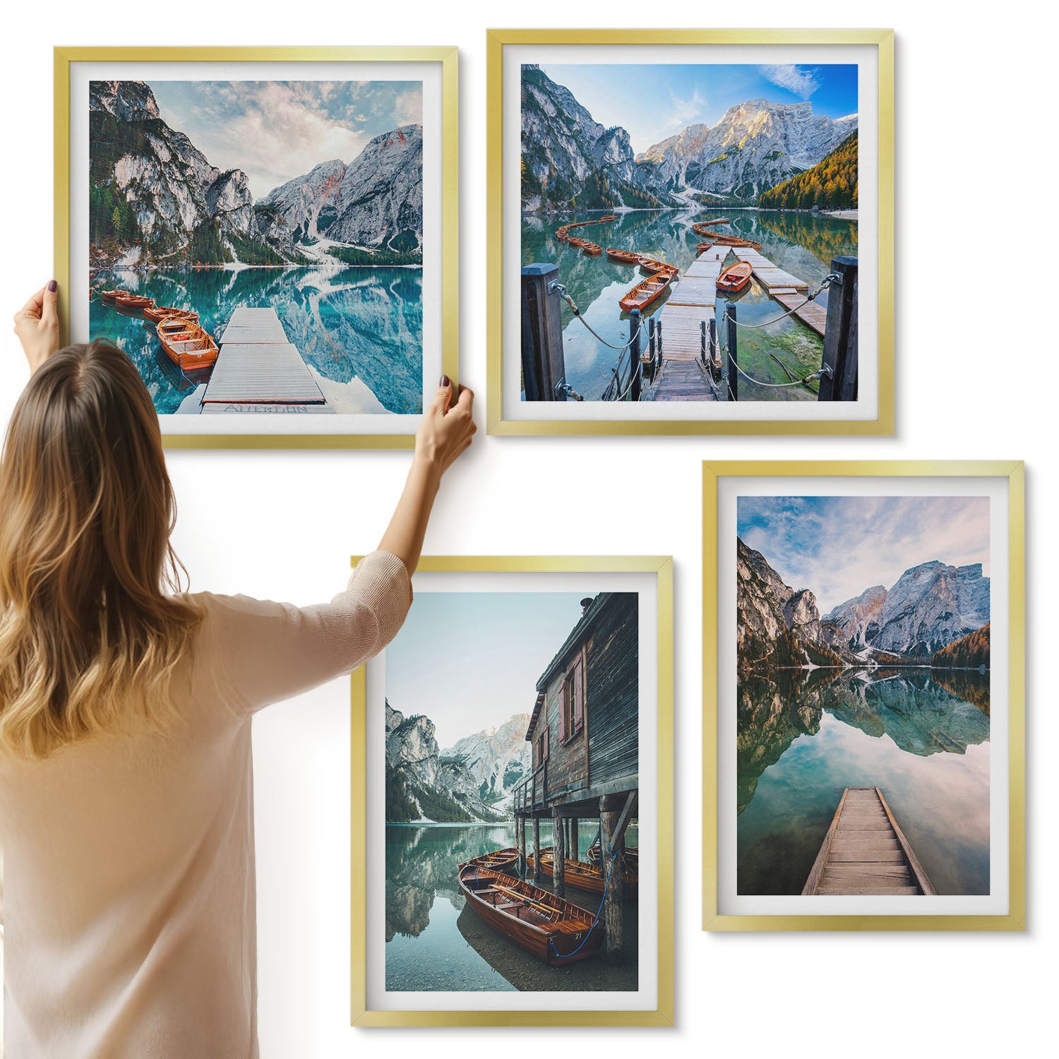 Galeria ścienna 4-częściowy komplet obrazów w złotych ramach - Spokojne jezioro w górach z drewnianymi łodziami - ArtPrintCave