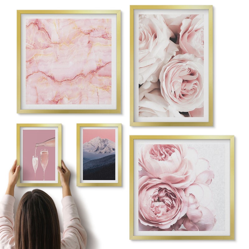 Galeria ścienna 5-częściowy komplet obrazów w złotych ramach - Różowe kwiaty eleganckie akcenty i delikatne wzory - ArtPrintCave