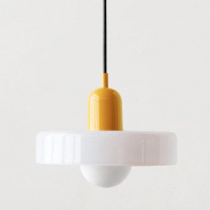 Żyrandol w stylu Bauhaus o średniowiecznym wzornictwie z kloszem z witrażowego szkła, idealny do sypialni; 25 cm, białe szkło, żółta podstawa.