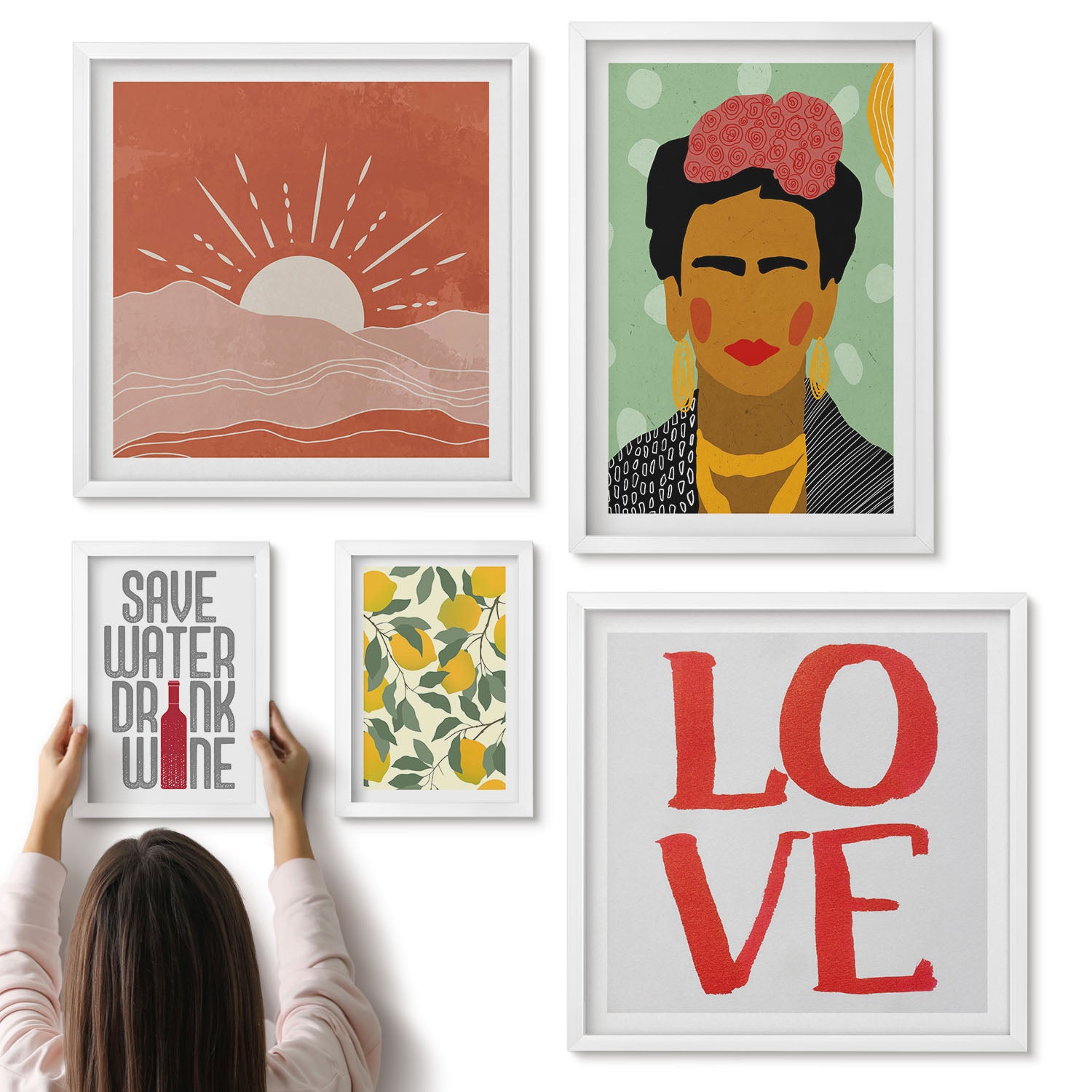 Galeria ścienna 5-częściowy komplet obrazów w białych ramach - Styl boho z motywem kwiatowym i postacią kobiecą - ArtPrintCave