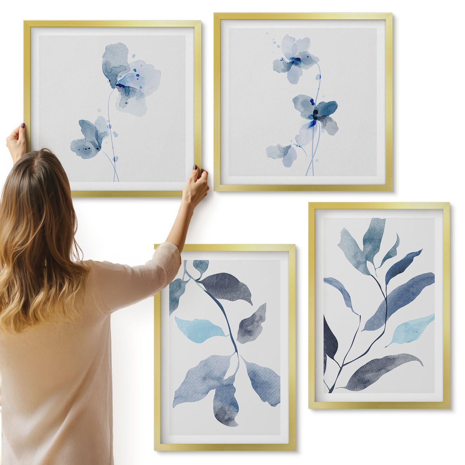 Galeria ścienna 4-częściowy komplet obrazów w złotych ramach - Niebieskie liście na jasnym tle styl akwarelowy - ArtPrintCave