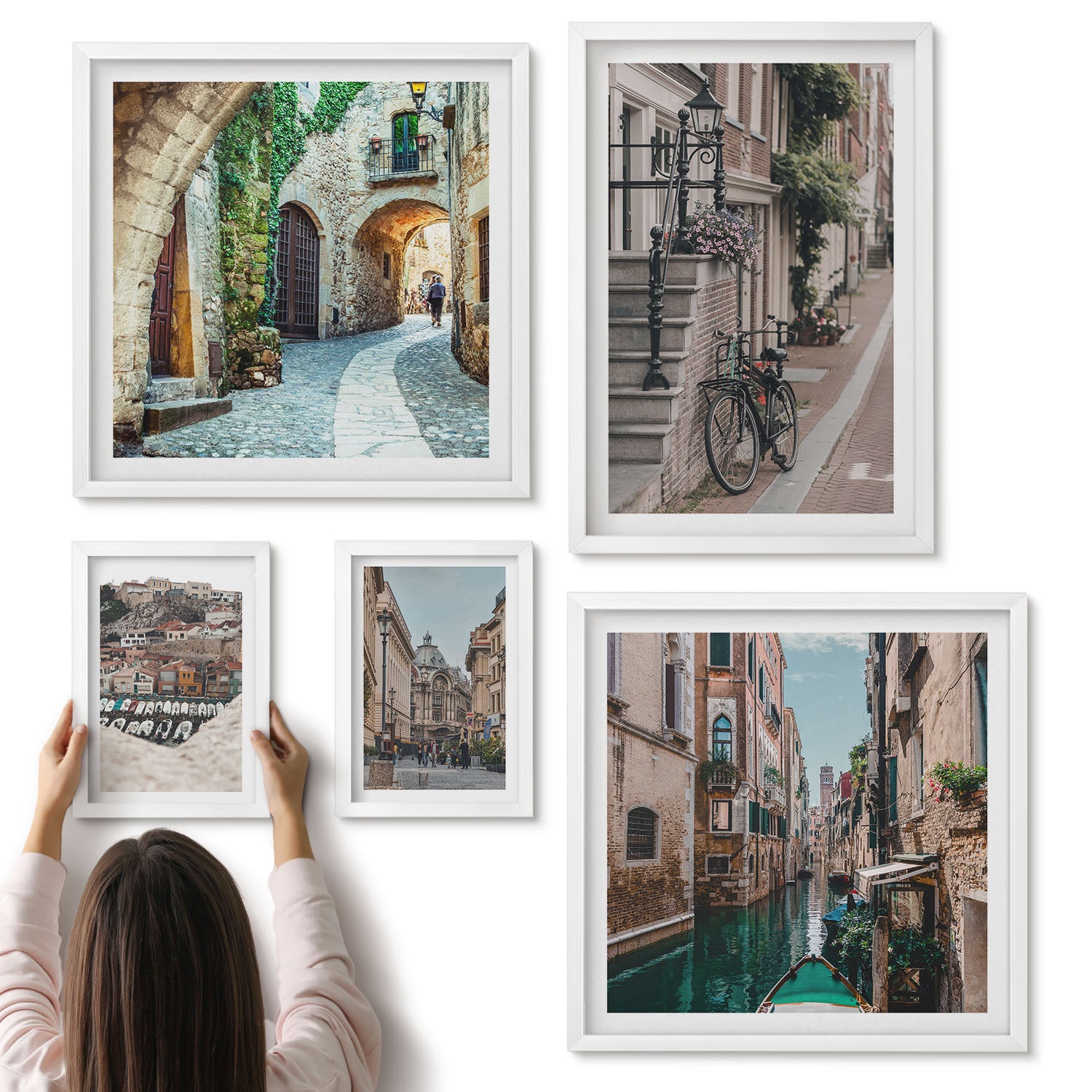 Galeria ścienna 5-częściowy komplet obrazów w białych ramach - Urokliwe uliczki europejskich miast z rowerami i kanałami - ArtPrintCave