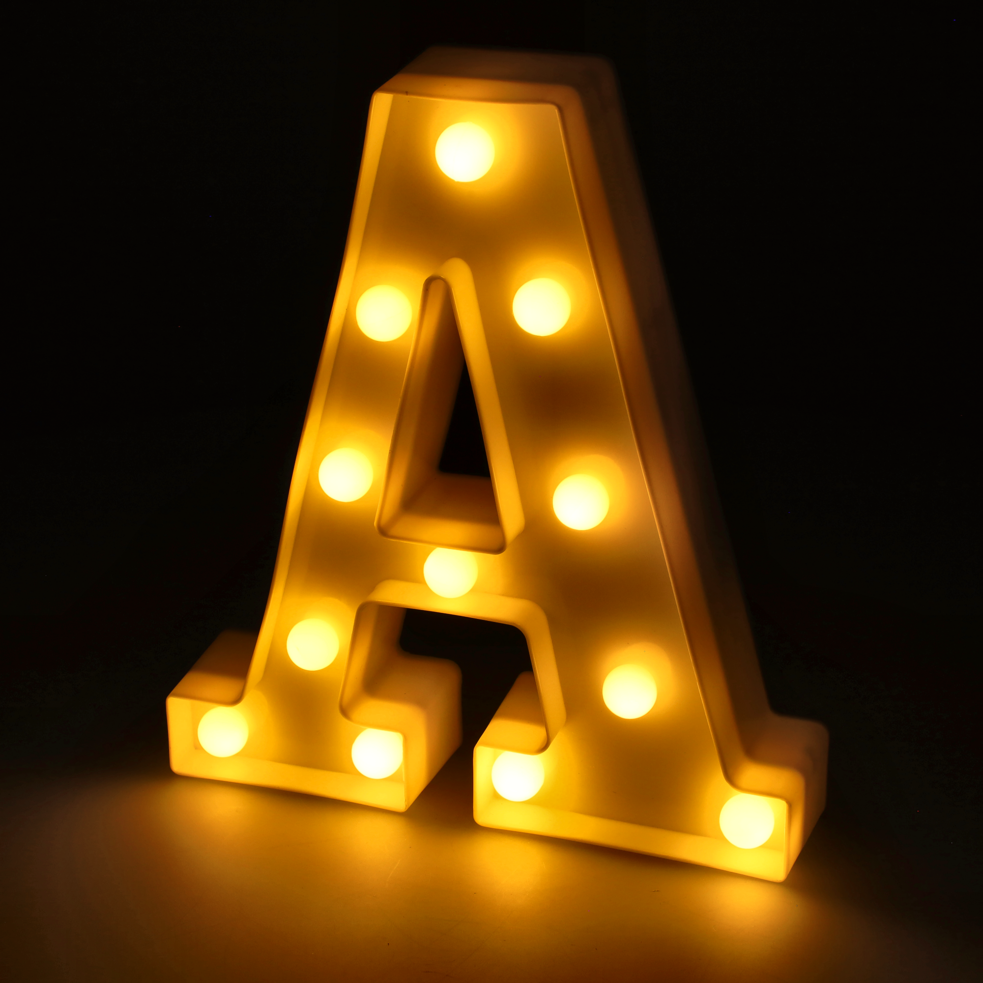 Litera LED "A" podświetlana ciepłym białym światłem, wysokość 22 cm, zasilanie bateryjne 2*AA