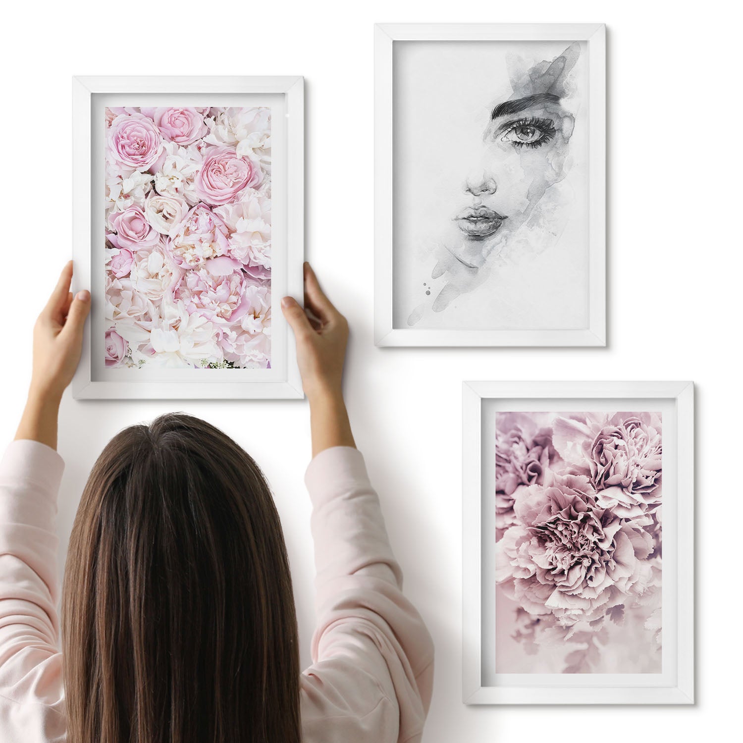Galeria ścienna 3-częściowy komplet obrazów w białych ramach - Delikatne piwonie czarno-biały portret kobiety - ArtPrintCave