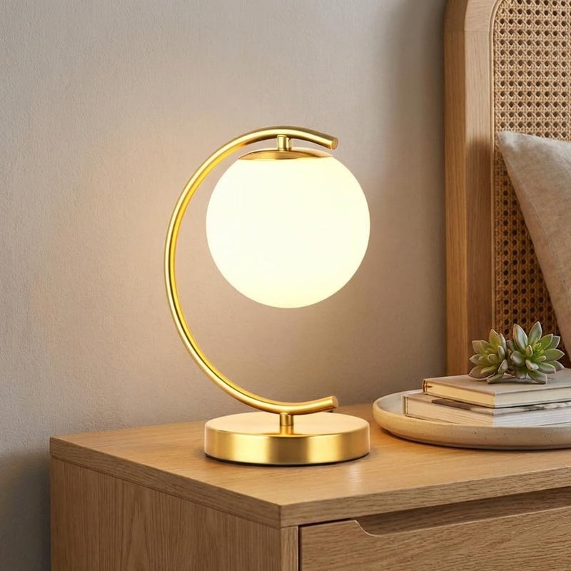 Nowoczesna i luksusowa lampa stołowa LED wykonana z białego szkła z wygiętą żelazną ramą w kolorze platynowego złota, elegancki styl retro do sypialni