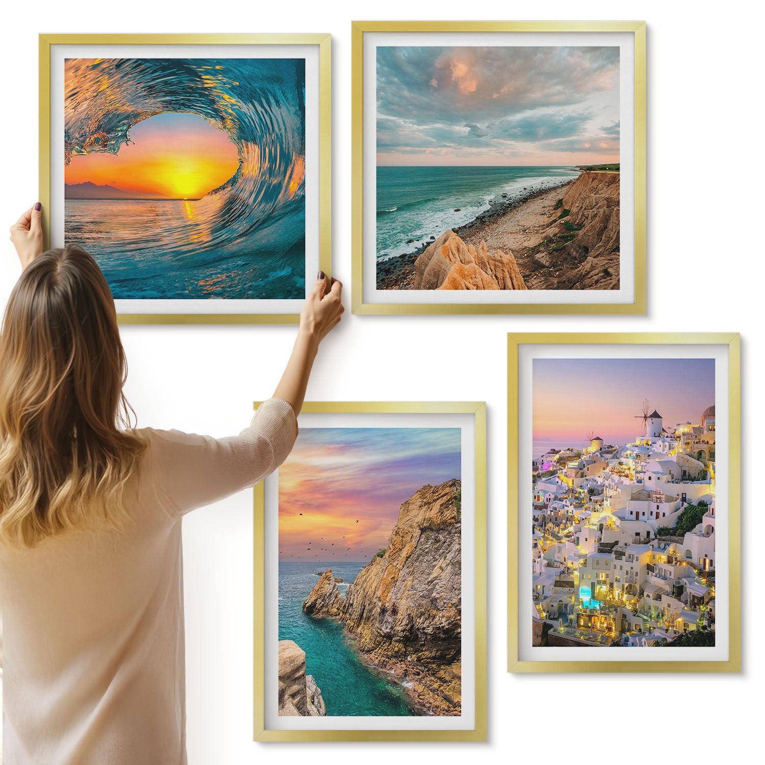 Galeria ścienna 4-częściowy komplet obrazów w złotych ramach - Widoki morza fale i białe domy w Santorini Grecja - ArtPrintCave