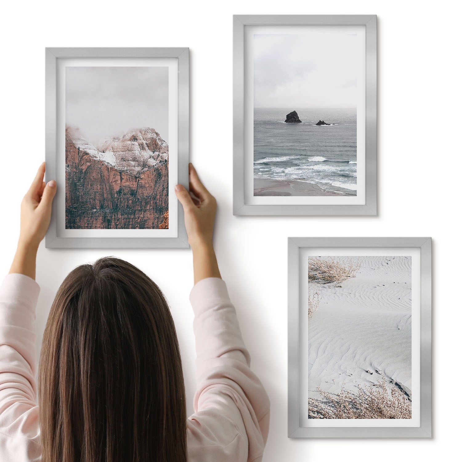 Galeria ścienna 3-częściowy komplet obrazów w srebrnych ramach - Góry chmury morze i piasek w naturalnych odcieniach - ArtPrintCave