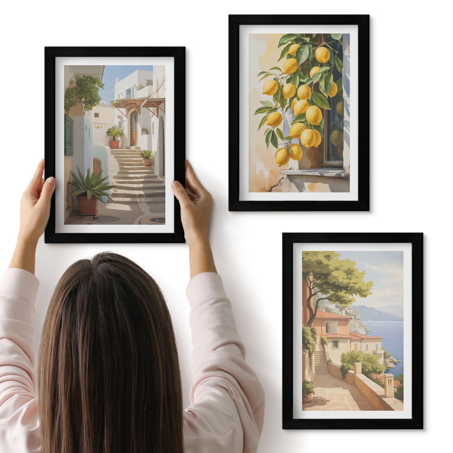 Galeria ścienna 3-częściowy komplet obrazów w czarnych ramach - Urokliwe uliczki z cytrynami i widokiem na morze - ArtPrintCave