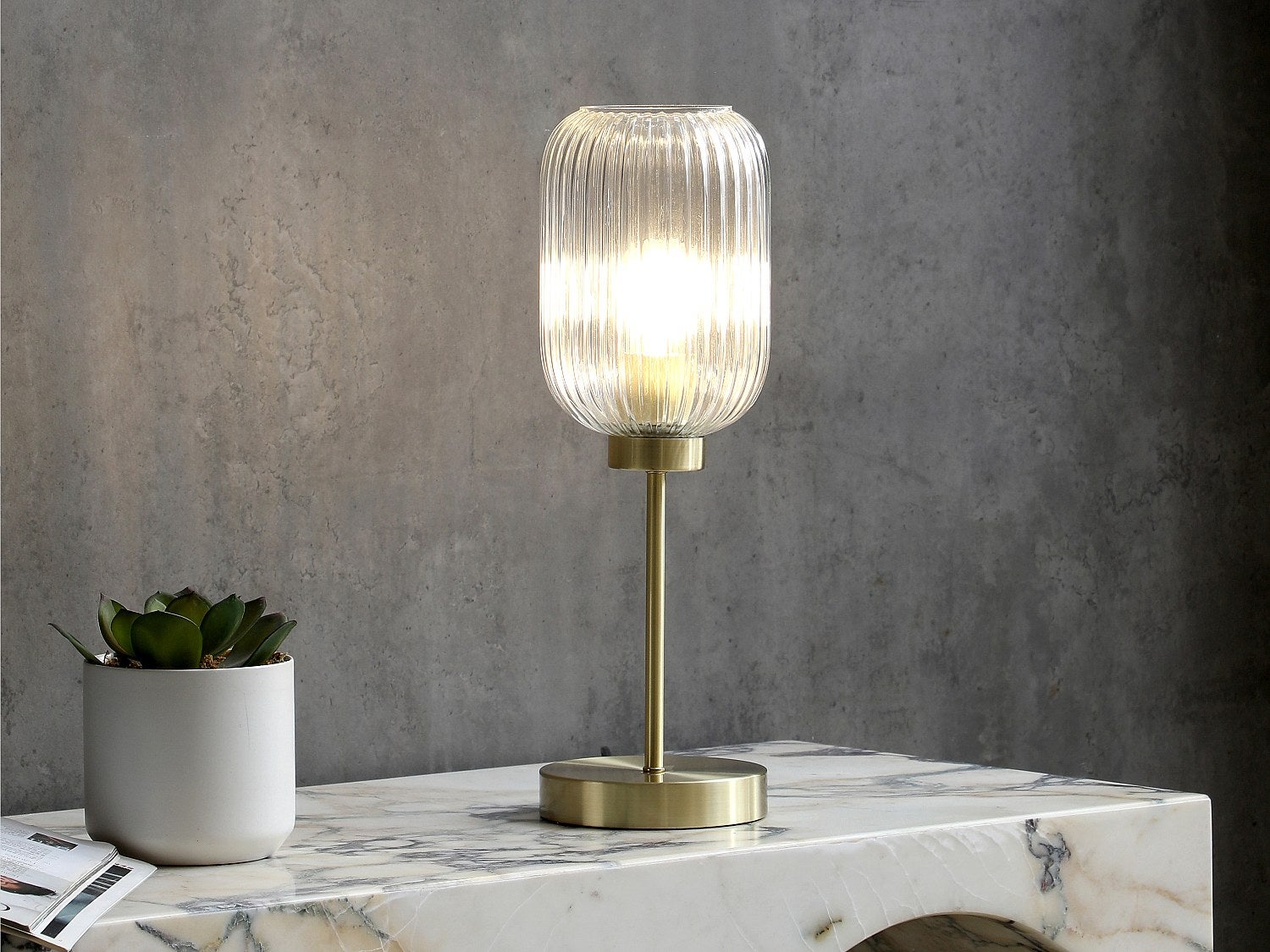 Lampa stołowa z metalu i szkła żebrowanego - szer. 14 x gł. 14 x wys. 43,5 cm - złota - LOUXOR