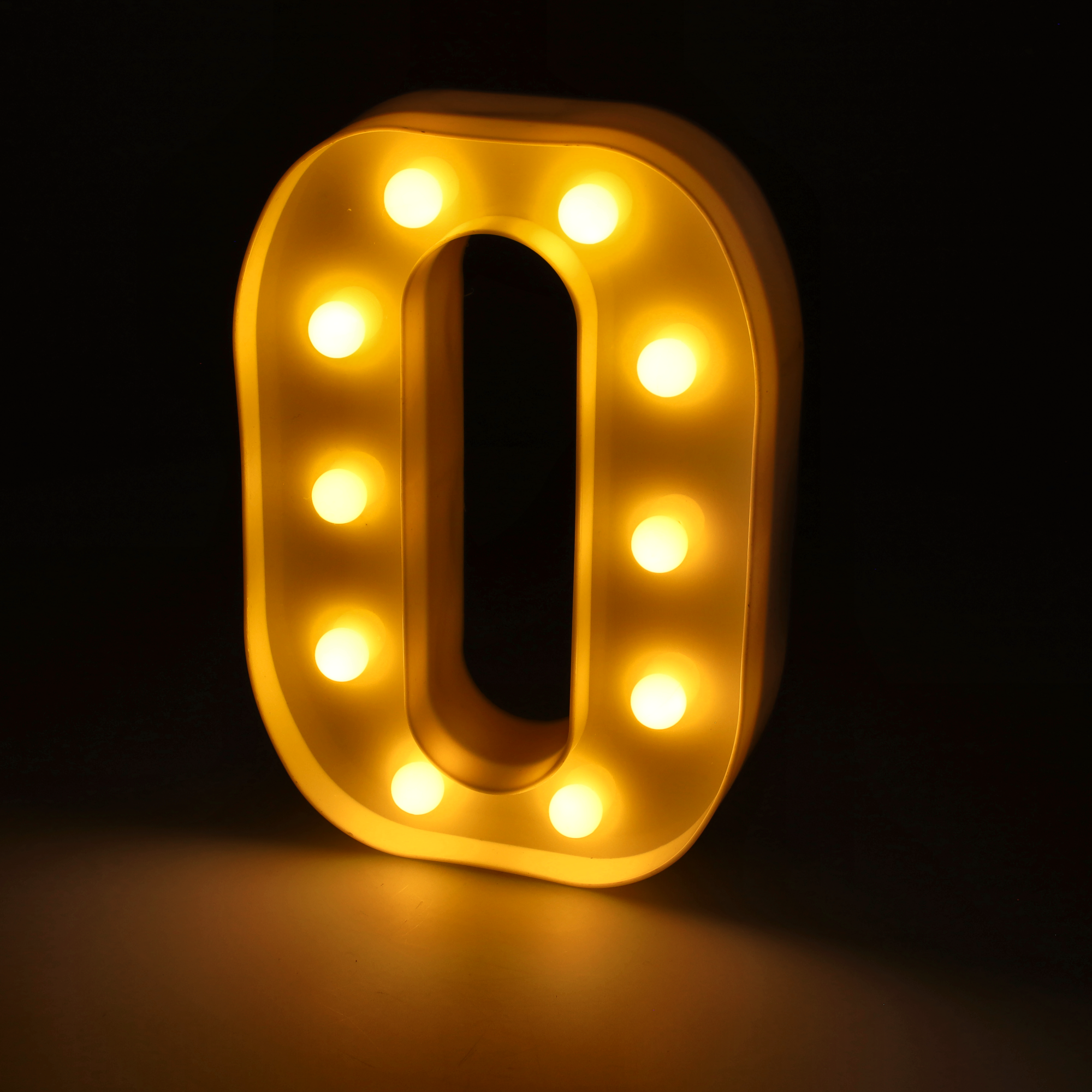 Litera LED "O" podświetlana ciepłym białym światłem, wysokość 22 cm, zasilanie bateryjne 2*AA