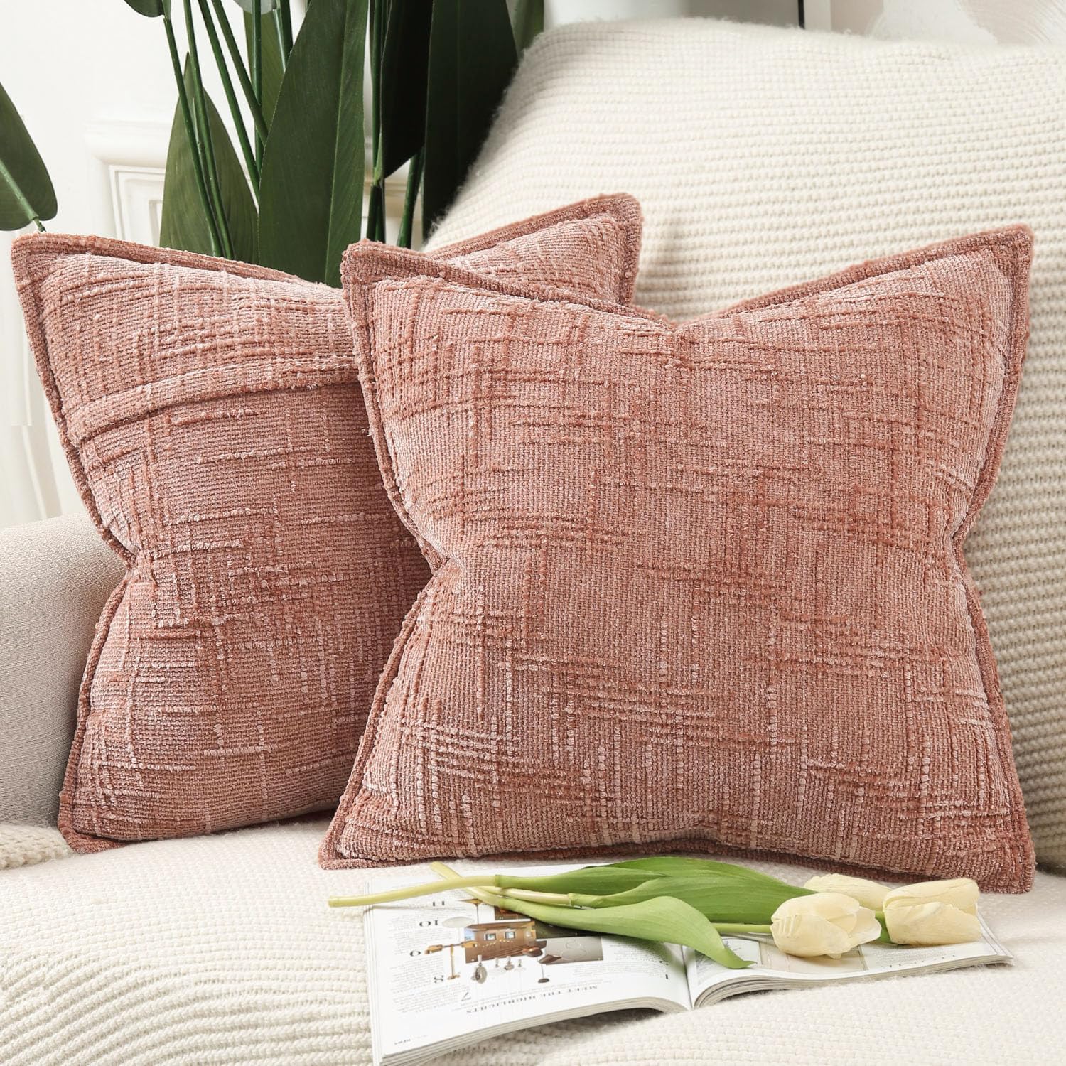 Zestaw 2 dekoracyjnych poszewek na poduszki z szenili, 45 x 45 cm, na sofę, fotel, styl boho, dekoracyjna poduszka na łóżko, różowy.