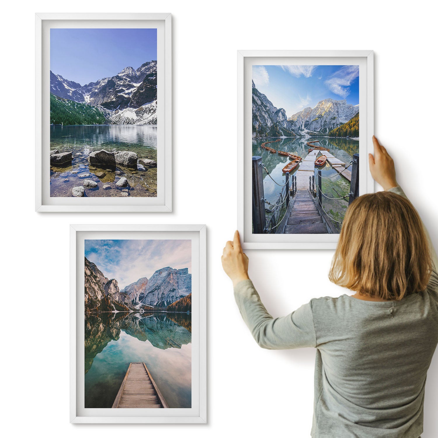 Galeria ścienna 3-częściowy komplet obrazów w białych ramach - Góry jeziora i drewniane pomosty nad wodą - ArtPrintCave