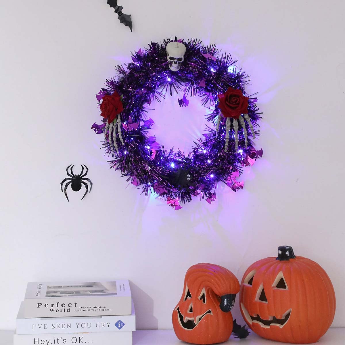 Czarny wieniec z kwiatów na Halloween z czaszką światełkami dekoracja drzwi wejściowe lub ścianę zewnętrzną gotycki styl dla przerażającej atmosfery