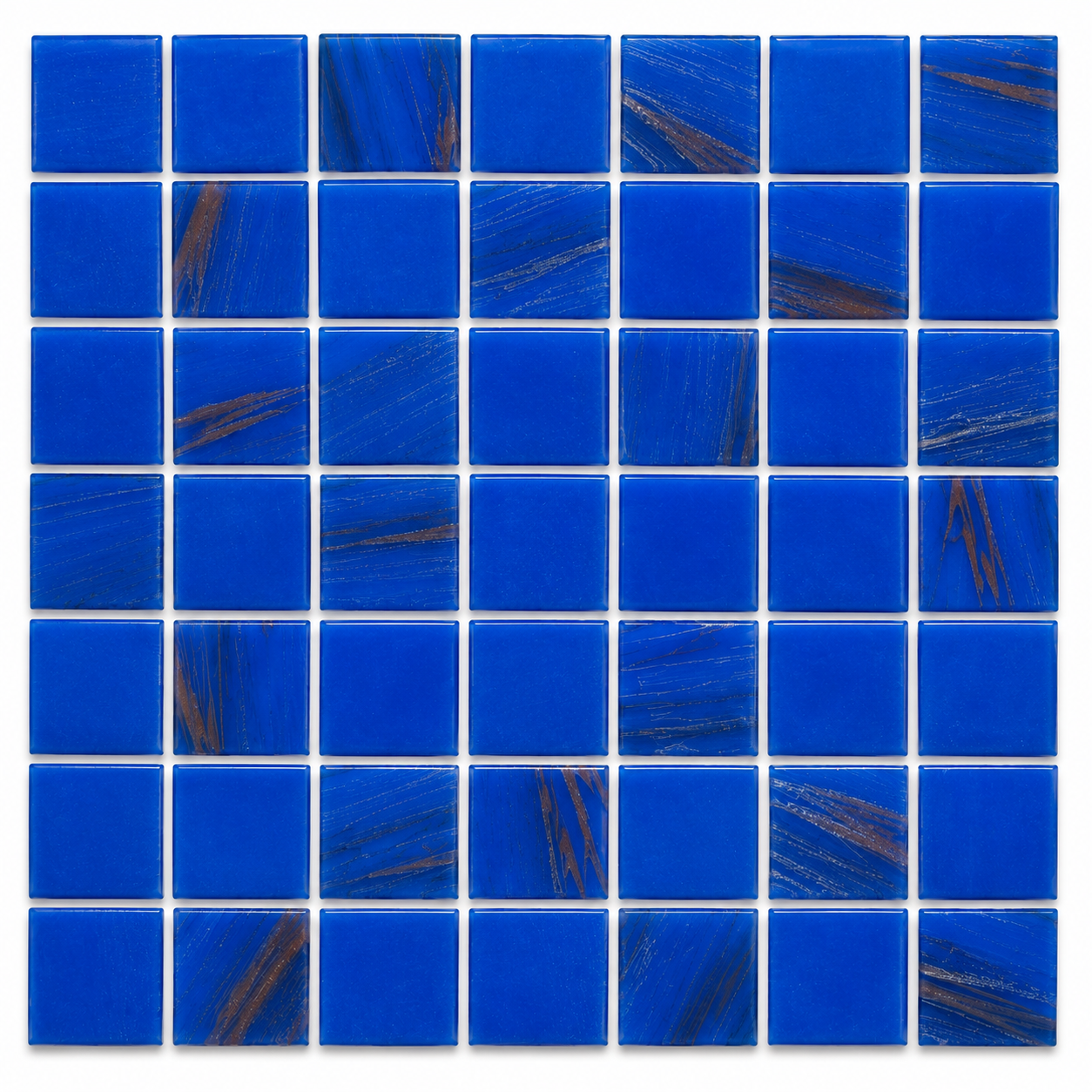 Próbka niebieskiej szklanej mozaiki ze złotymi pociągnięciami pędzla 16 cm x 16 cm