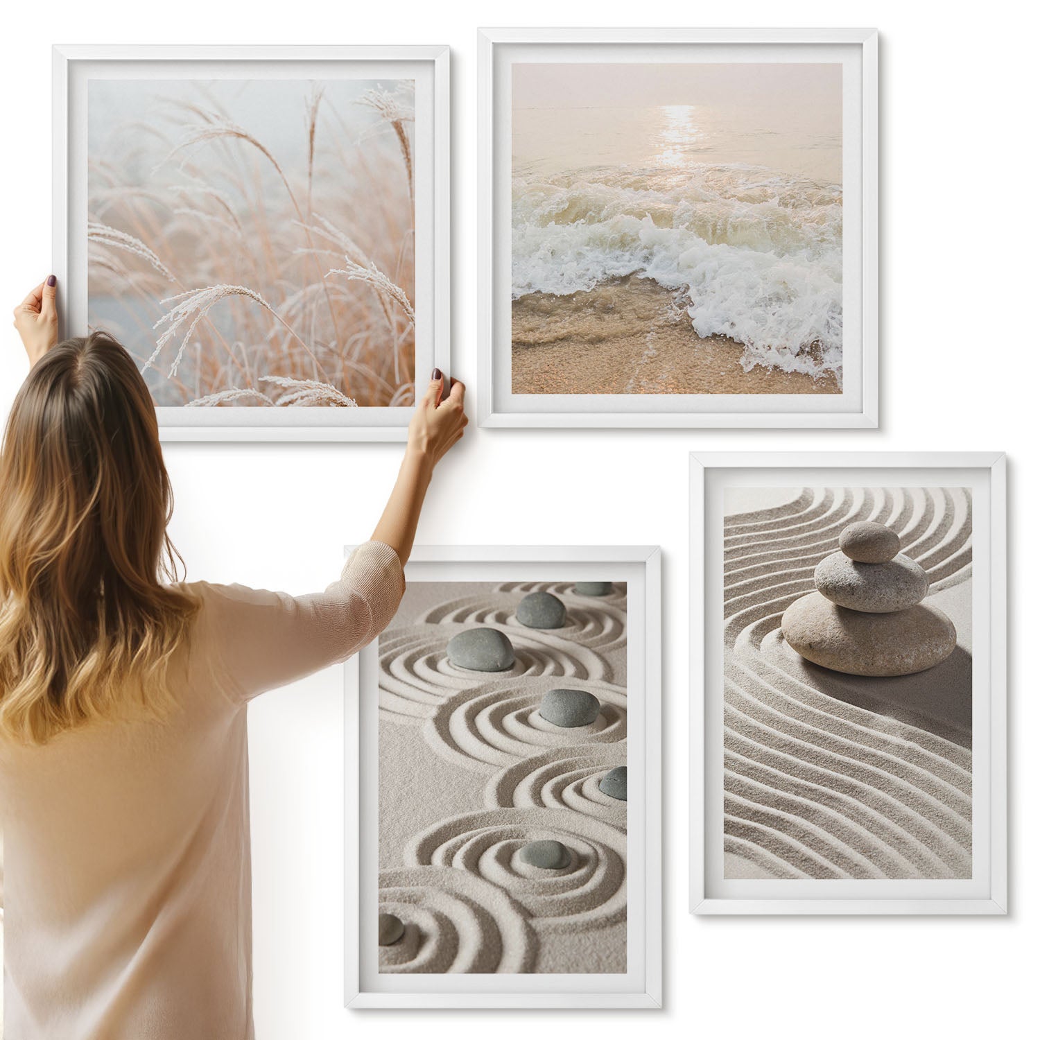 Galeria ścienna 4-częściowy komplet obrazów w białych ramach - Spokojne fale piasku i wody z kamieniami na plaży - ArtPrintCave
