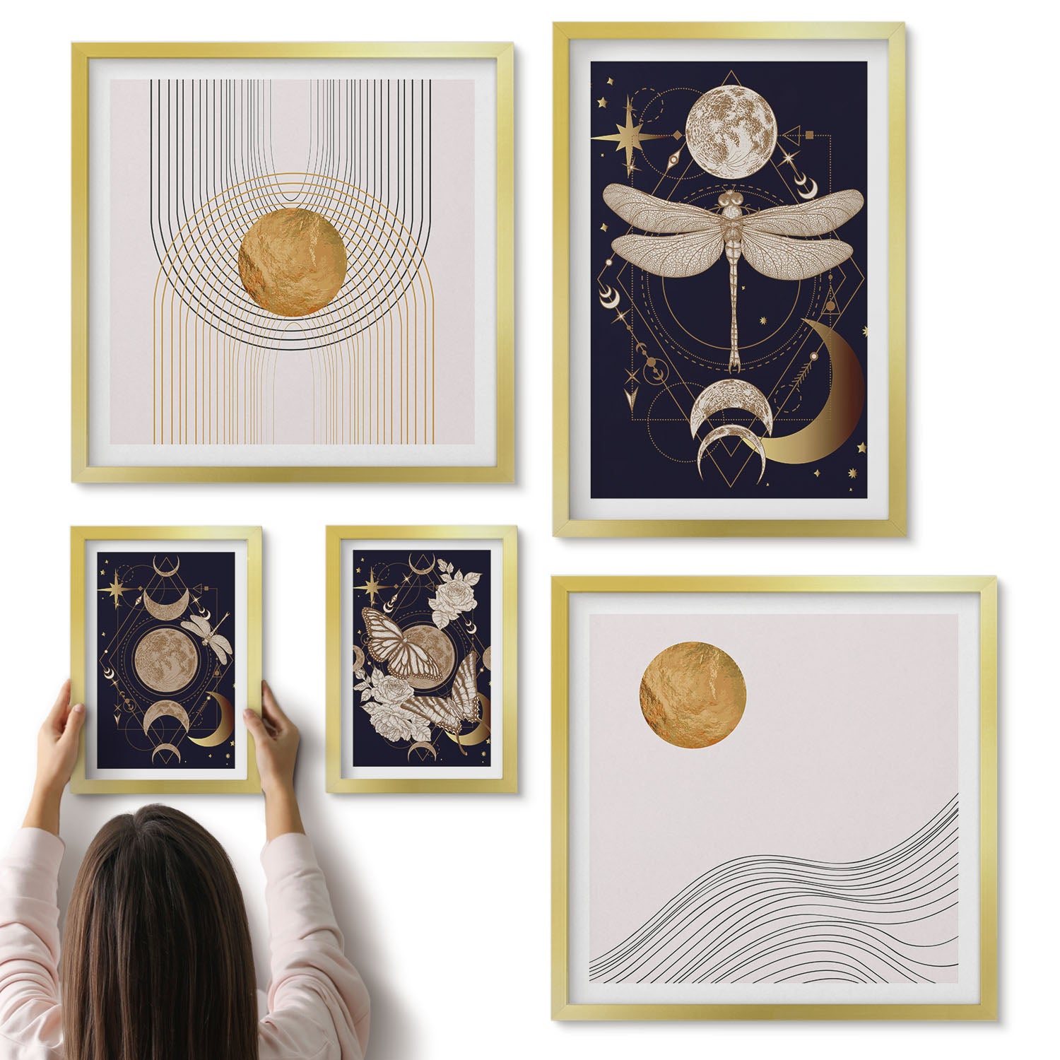 Galeria ścienna 5-częściowy komplet obrazów w złotych ramach - Stylowe motywy kosmiczne z owadami i geometrycznymi wzorami - ArtPrintCave