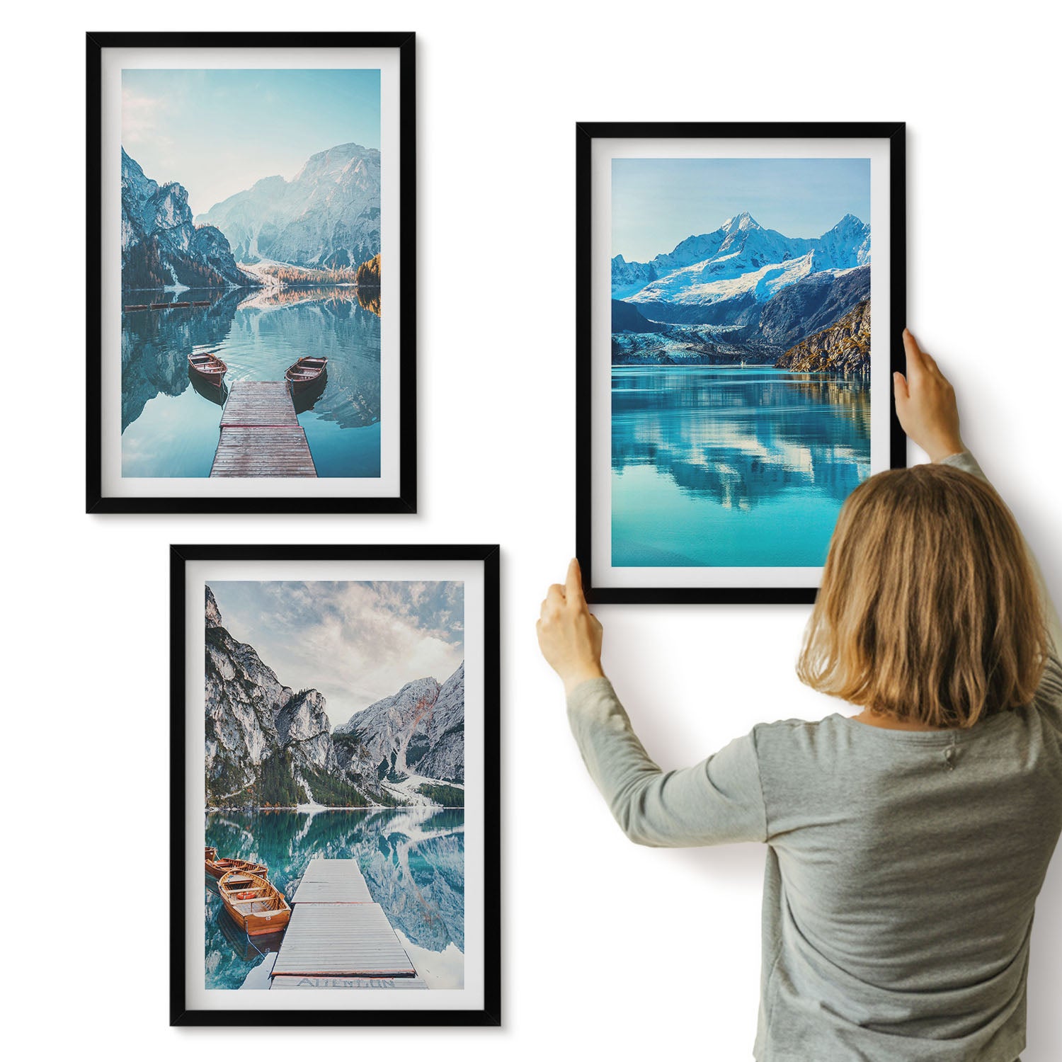 Galeria ścienna 3-częściowy komplet obrazów w czarnych ramach - Górskie jeziora z łodziami i odbiciem w wodzie - ArtPrintCave