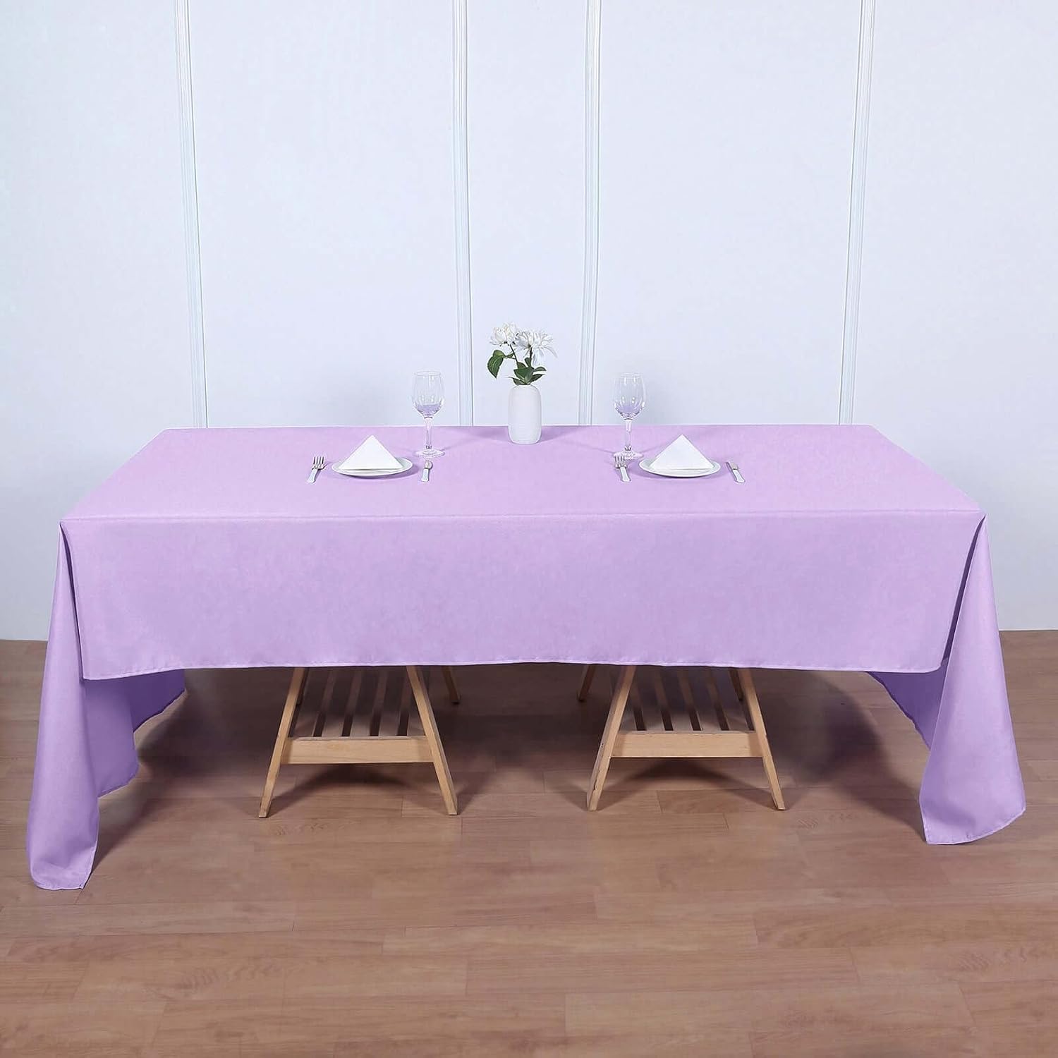 Prostokątny fioletowy obrus z poliestru (147 cm x 259 cm) – odporny na zagniecenia i trwały – idealnie nadaje się na przyjęcia i imprezy.