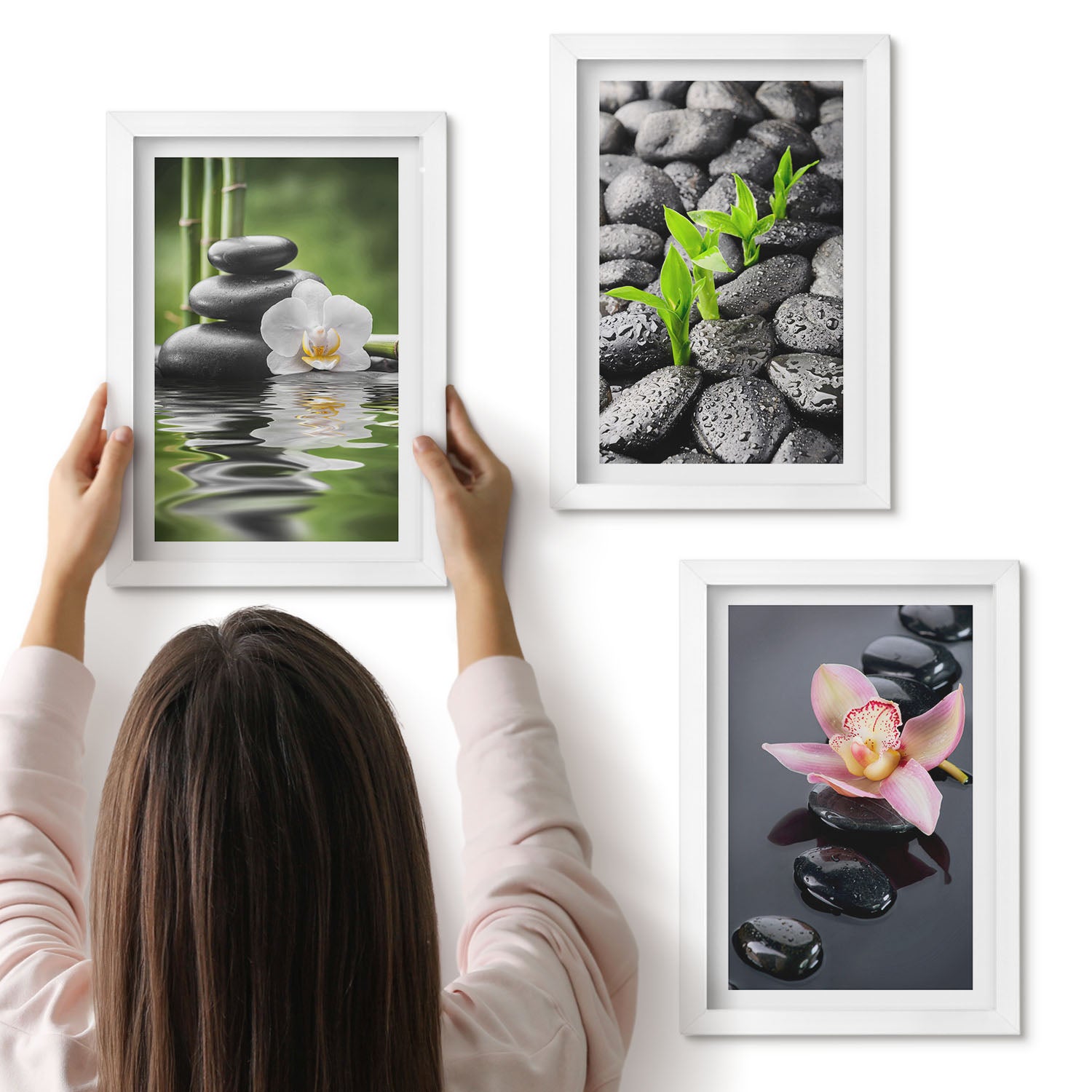 Galeria ścienna 3-częściowy komplet obrazów w białych ramach - Spokojna kompozycja zen kamienie z kwiatami na wodzie - ArtPrintCave