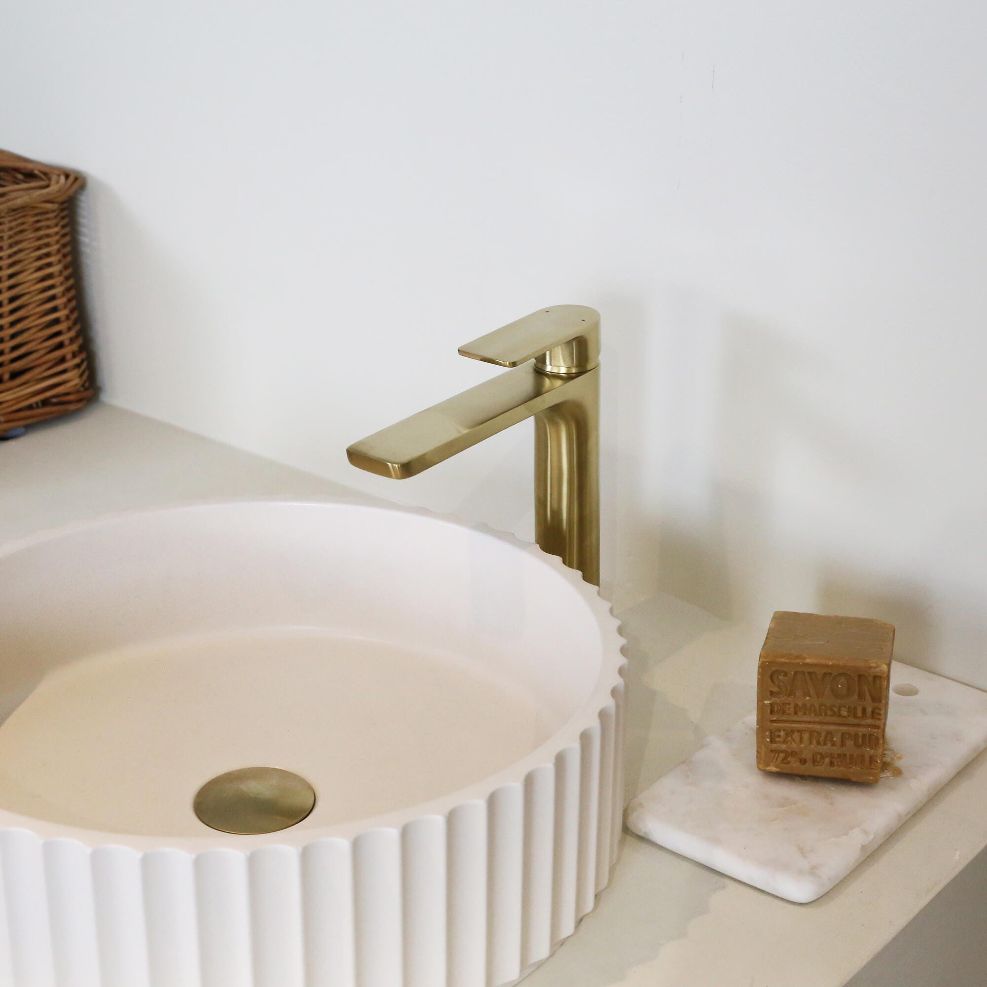 Bateria umywalkowa z wysoką wylewką ESSEBAGNO Quartos, wykończenie złoto szczotkowane z korkiem